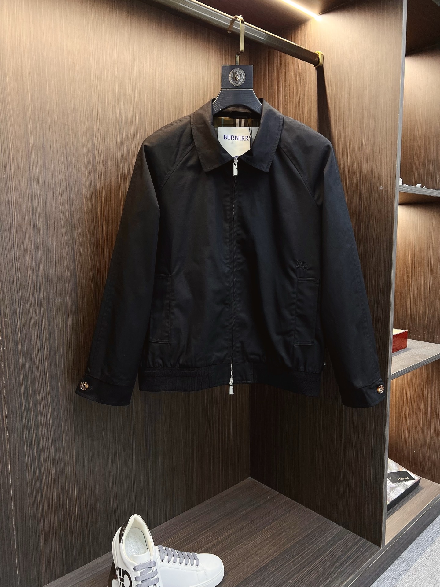 NO:522310,Bur (the latest big label for the high-end collar) 2025FW early autumn new style released Burberry lapel jacket, autumn hot jacket, plaid inner, war horse embroidered jacket, comfortable and comfortable to wear, lazy and casual, combined with clean and simple colors, it is particularly pleasing to look at, suitable for daily wear~ I love to launch sports items embellished with vitality prints!  Size S-2XL complete three specifications H2025 new model first launch, burberry, burberry, jackets & coats, jackets & coats, alexander wang19860909Bur（高版本领口最新大标） 2025FW早秋新款发布巴宝莉翻领夹克外套,秋季爆款外套,格子内里,战马刺绣款外套,穿上就是舒适自在又显瘦的存在,慵懒而随性,结合干净简单的色系就特别耐看,适合日常穿着~倾情推出缀饰活力印花的运动单品！ 尺码S-2XL 三标齐全 H2025新款首发,,burberry,burberry,jackets & coats,jackets & coats,alexander wang,Men's clothing