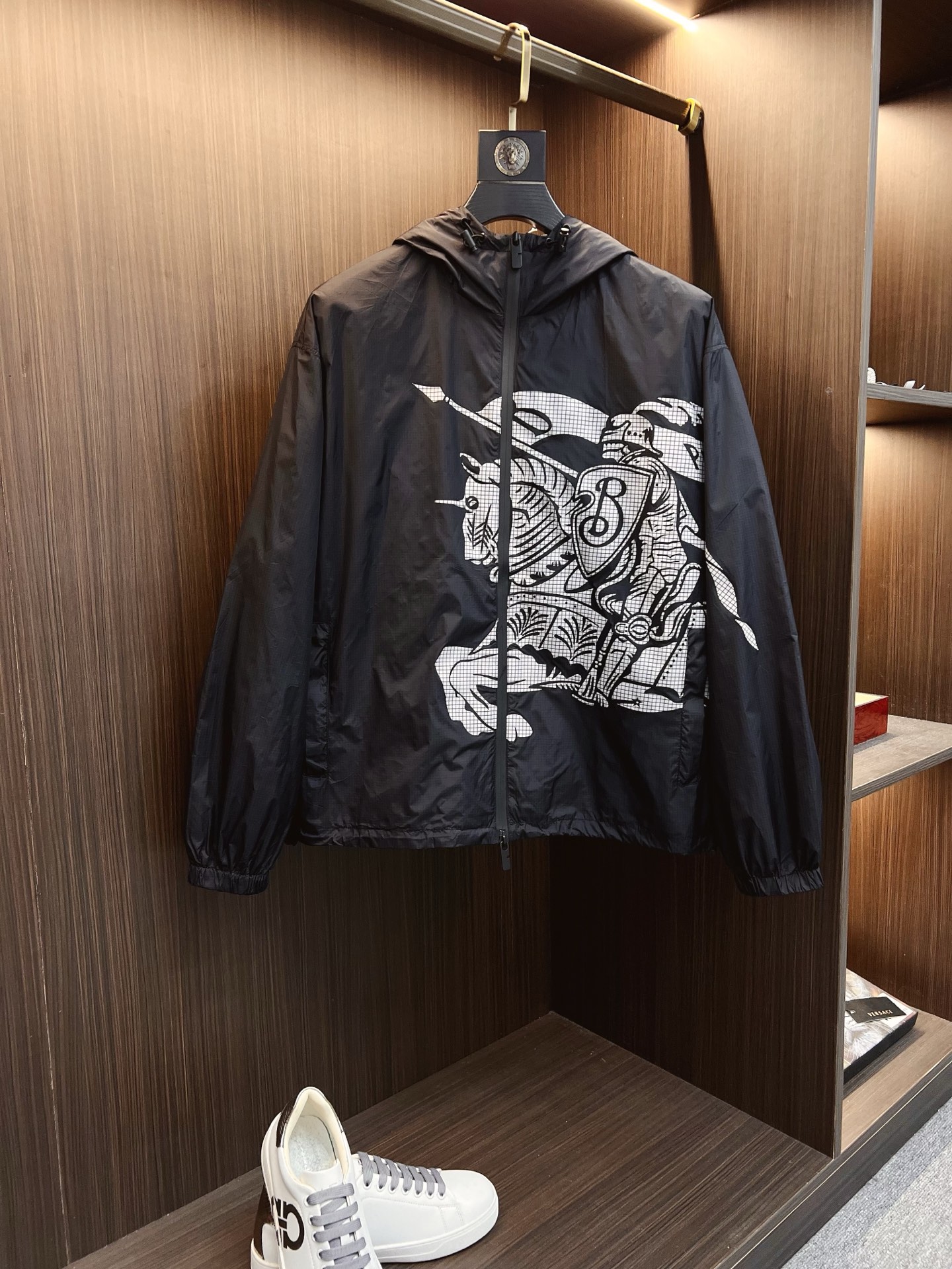 NO:522330,Burber Equestrian Knight Logo Shock Jacket Jacket The fabric is made of high-quality nylon fabric, with lightness, LL1670350 wear resistance, windproof and waterproof, which is very suitable for making casual jackets. In the fabric treatment, special waterproof coating treatment technology is used to enhance its waterproof performance. Cut and sew the fabric into the required shape and size according to the design drawings. Use advanced sewing equipment and technology to sew the fabric together to form the overall structure of the jacket. During the sewing process, special attention is paid to details, such as sewing of zippers, pockets, cuffs, etc., to ensure its firmness and aesthetics. A very accurate restoration of logo patterns is required. Logo and printing treatment Decorate the Equestrian Knight logo (EKD) and B-shaped zipper heads on the jacket through glue printing to highlight the brand characteristics.  Printing treatment uses environmentally friendly and washable pigments to ensure that the printing is long-lasting and bright. The drawstring hood and hem design can adjust the tightness according to weather changes to provide better protection. Back-fitting and inspection The sewn jacket is processed afterwards, such as ironing, thread removal, etc., to make it more flat and beautiful. Strict quality inspection SIZE:S-XL,,burberry, jackets & coats,jackets & coats,hats,alexander wang19860909Burber马术骑士徽标 冲锋衣夹克外套 面料由高品质的尼龙面料,具有轻盈、LL1670350耐磨、防风防水等特性,非常适合制作休闲夹克. 在面料处理上,采用特殊的防水涂层处理技术,以增强其防水性能. 裁剪与缝制 根据设计图纸,将面料裁剪成所需形状和尺寸. 使用先进的缝制设备和技术,将面料缝制在一起,形成夹克的整体结构. 在缝制过程中,特别注意细节处理,如拉链、口袋、袖口等部位的缝制,确保其牢固度和美观度. 需要非常精准的还原徽标图案 徽标与印花处理 通过胶浆印花将马术骑士徽标（EKD）和B字型拉链头装饰在夹克上,彰显品牌特色. 印花处理采用环保、耐洗的颜料,确保印花持久、鲜艳. 抽绳式连帽与衣摆设计,可根据天气变化调整松紧度,提供更好的防护效果. 后整与检验 对缝制好的夹克进行后整处理,如熨烫、去线头等,使其更加平整、美观. 进行严格的质量检验 SIZE:S-XL,,burberry,jackets & coats,jackets & coats,hats,alexander wang,Men's clothing