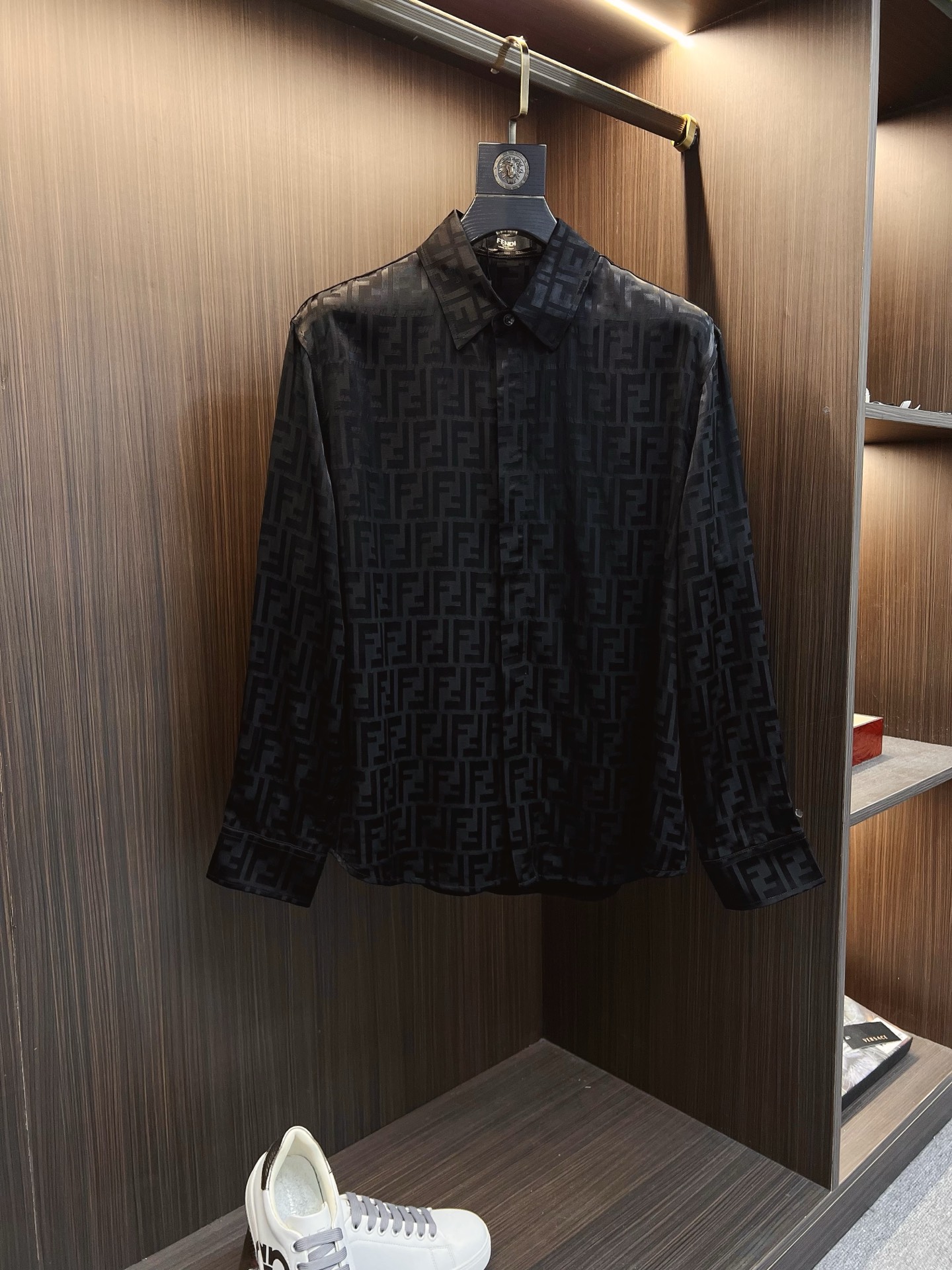 NO:522313,2025 FE hits, classic full-print double F letter jacquard shirt 2 exquisite jacquard logo, high-end version, customized counter fabric, high breathability and comfort, finely crafted, impeccable details, custom logo lettering buttons, complete three marks. Brand elements design concept, reflect high quality. The feel is delicate and soft!  It is casually cut, with a great upper body style!  S-XL, Shirts,alexander wang198609092025 FE爆款来袭 经典满印双F字母提花衬衫 2精美提花Logo 高端版本,专柜定制面料 透气舒适度高,精工制作,细节处理完美无可挑剔,定制logo刻字纽扣,三标齐全.品牌元素设计理念,体现高品质.手感细腻柔软！呈现休闲裁剪,上身版型超赞！码数S-XL,,shirts,alexander wang,Men's clothing