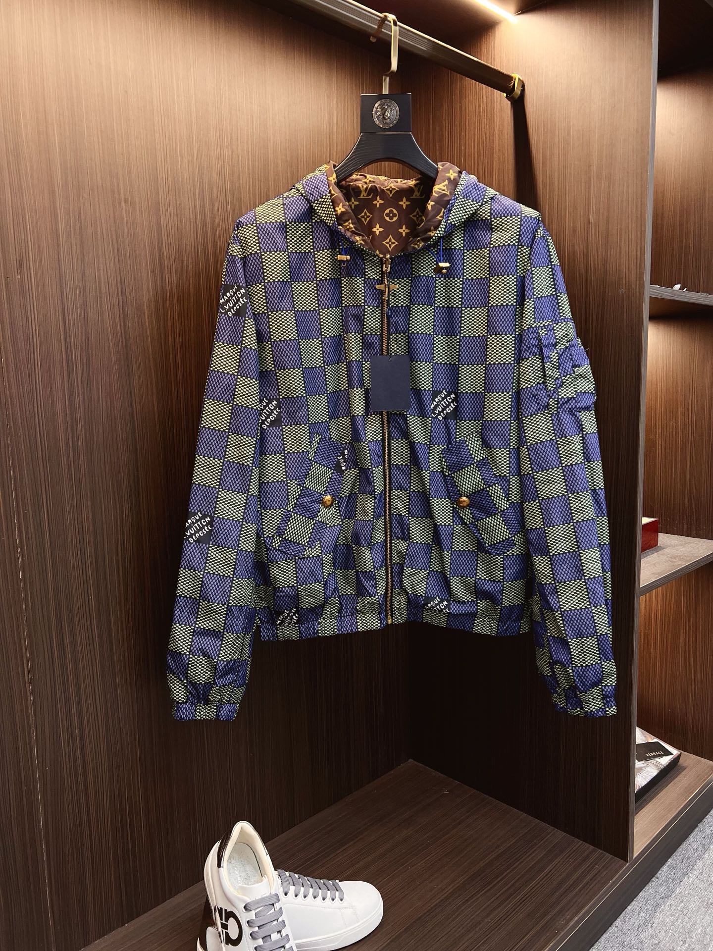 NO:522307,L family men's fashion style lightweight double-sided jacquard jacket, Hong Kong foreign company channel goods, high-end tasting products, official cabinet main promotion display, 25-year early spring new products, star-grade hot products!  The overall design style has a strong Philippine label. Creative Director Pharrell Williams has injected new elements into the office. The body uses the collection logo Marque L. Vuitton Déposée and classic chessboard pattern elements, perfectly mixed and shaped, with a distinctive recognition, a profound fashion charm, and also a soul-like display!  The overall shape is designed with a double-sided combination. On the one hand, it uses classic checkerboard elements, a very recognizable woven pattern, a strong retro and fashionable tone, and on the other hand, it is an iconic signature presbyterian element. Both pattern designs highlight the brand identity and are a soul-like embellishment!  The model dominated by fabrics and craftsmanship, Japan Toray customized high-tech functional fabrics, which have excellent wind and waterproof properties, can effectively block wind and rain. After special processing, it has excellent wrinkle resistance and wear resistance, and at the same time it has excellent breathability. The texture is extremely delicate and slightly smooth, and there is no doubt about comfort!  The details are exquisite and exquisite, and the auxiliary materials are exclusively customized. The unique bronze zipper is very important. The fashionable hooded design is full of upper body shapes and is a jacket that can easily highlight the temperament and taste. The fashionable styling design provides strong shaping. It is both urban business commuting and leisure, and can easily control various body shapes, which meet the needs of the transition season!  Size S-XL, louis vuitton, jackets & coats, jackets & coats, hats, alexander wang19860909L家族男士时装款轻便双面提花夹克外套,香港洋行渠道货,高端品鉴级产物,官柜主推展示,25年早春新品,明星级爆款！ 整体的设计风格有着强烈的菲董标签,创意总监Pharrell Williams的上任注入了全新的元素,衣身运用了典藏标识Marque L. Vuitton Déposée及经典棋盘格图案元素,完美混搭融合塑造,辨识度颇为鲜明,颇具深厚的时装韵味,同时亦属于灵魂式的彰显！ 整体采用造型采用双面组合设计,一面运用了经典棋盘格元素,非常具有辨识度的色织图案,颇浓浓的复古时髦腔调,一面为标志性招牌老花元素,两面图案设计皆彰显了品牌身份,属于灵魂式的点缀！ 以面料和工艺为主导的款,日本东丽公司订制高科技功能性面料,具备卓越的防风防水属性,能够有效阻挡风雨侵袭,经过特殊工艺处理,有着优良的抗皱性和耐磨性,同时又兼具优越的透气性,质感极为细腻略带光滑,舒适性方面毋庸置疑！ 细节精湛考究,辅料皆为专属定制,个性十足的古铜拉链非常加分,时尚连帽的设计,上身型款十足,极易凸显气质品味的一款夹克,时髦造型设计提供了极强的塑造性,都市商务通勤与休闲兼备,轻松驾驭各种身型,符合穿搭符合过渡季的需求单品！ 尺码S-XL,,louis vuitton,jackets & coats,jackets & coats,hats,alexander wang,Men's clothing