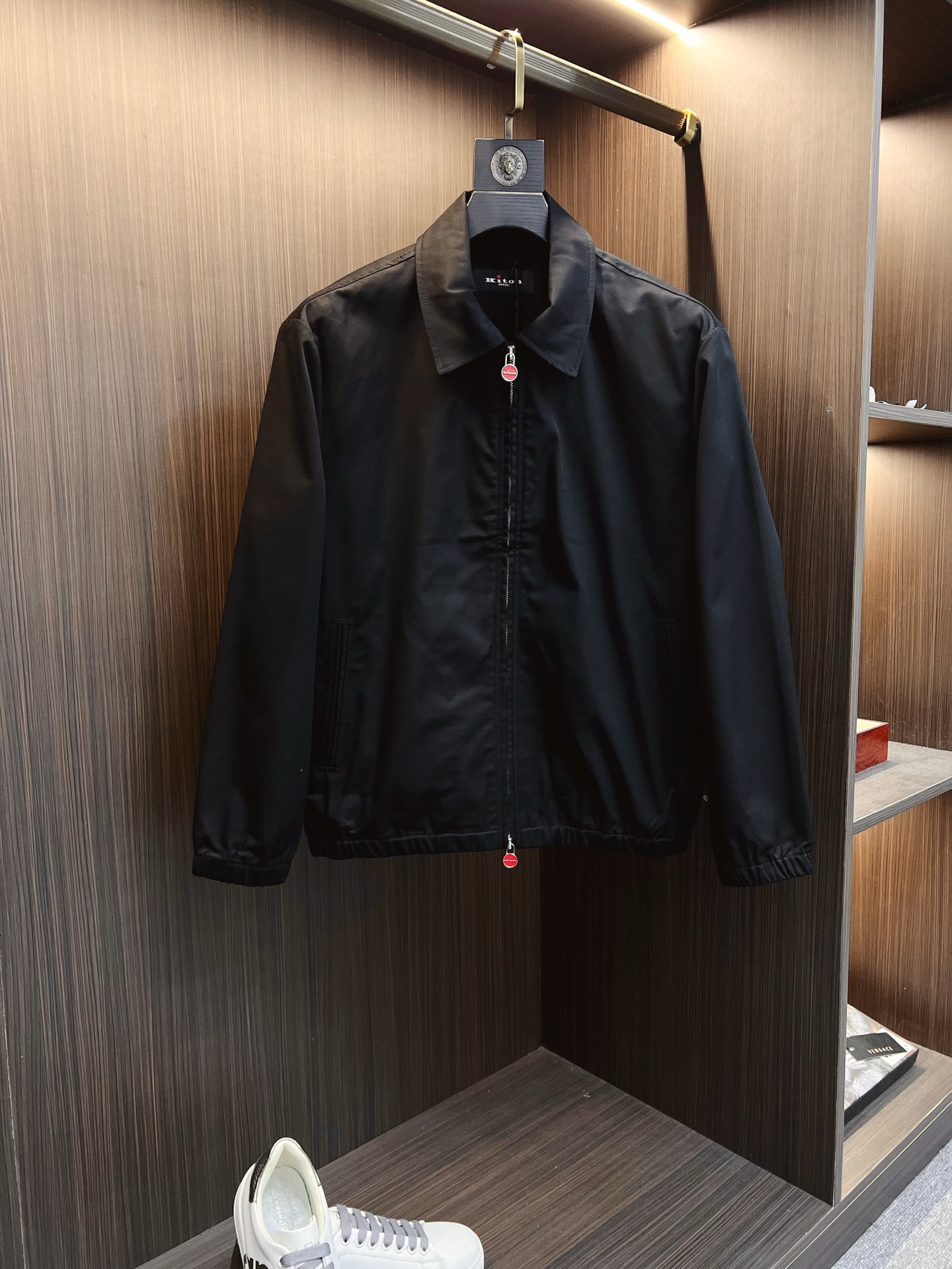 NO:522333,The collision of classic and innovation, the unique design and high quality of Kiton lapel jacket Kiton jacket make the wearer more conspicuous in the crowd. Special attention is paid to tailoring technology, and the three-dimensional and line beauty of this jacket is displayed through precise cutting and detailed wiring, which is fit and natural and atmospheric. In the details, it is unique, customized auxiliary hardware accessories are provided, and the red metal zipper head is really eye-catching, and the cuffs are elastically tightened to keep warm. The collar adopts a lapel design, which is both in line with fashion trends and can effectively prevent wind. The classic design of Kiton jacket is simple and elegant, retaining the classic elements of the windbreaker and incorporating fashion elements, making the jacket more fashionable and versatile. Two colors are available to meet the matching needs of different clothing.  It has both classic eternal charm and modern fashion atmosphere. Whether it is a solemn business occasion or a relaxed leisure time, the Kiton jacket can show the wearer's elegant temperament and unique taste. S-2XL, Jackets & coats, Jackets & coats, alexander wang19860909经典与创新的碰撞,Kiton翻领夹克外套Kiton夹克的独特设计和高品质,使穿着者在人群中更加显眼. 尤其注重剪裁工艺,通过精准的裁剪和细致的走线,展现出这款夹克的立体感和线条美,穿着合身且自然大气. 在细节处理上独具匠心,客供订制辅料五金配件,红色金属拉链头着实醒目亮眼,袖口采用弹力收紧设计,可以更好地保暖；领口采用翻领设计,既符合时尚潮流,又能有效防风； 经典设计Kiton的夹克设计简约而不失优雅,既保留了风衣的经典元素,又融入了时尚元素,使夹克更加时尚百搭. 提供2种颜色的选择,以满足不同服饰的搭配需求. 既有经典的永恒魅力,又不失现代的时尚气息.无论是庄重的商务场合,还是轻松的休闲时光,Kiton夹克都能展现出穿着者的优雅气质和独特品味. 码数S-2XL,,jackets & coats,jackets & coats,alexander wang,Men's clothing