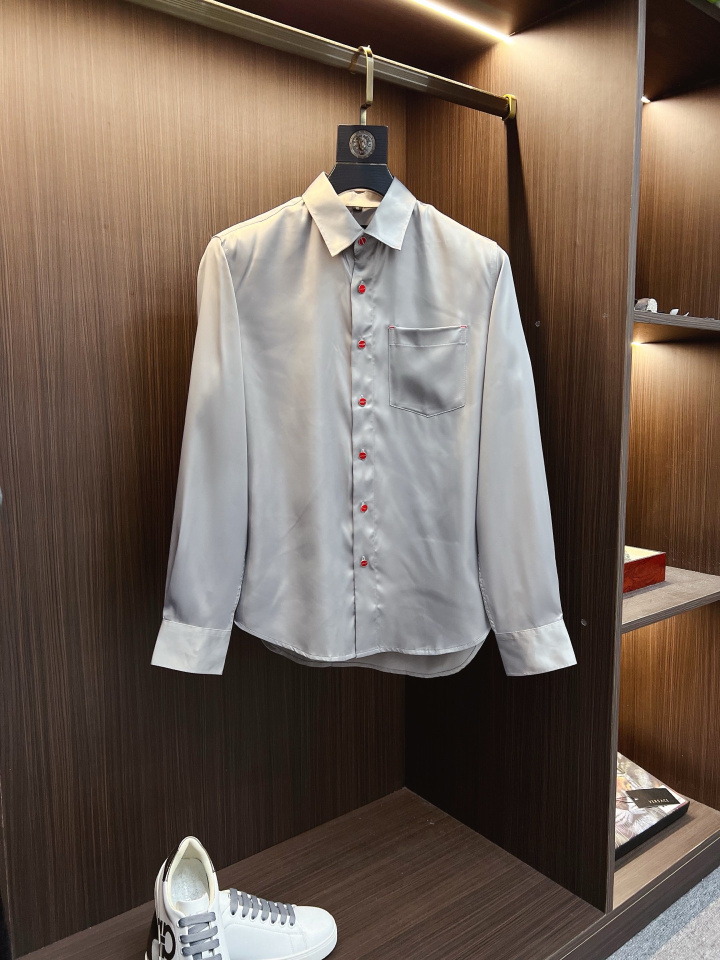 NO:537395,Kiton's new 25-year-old style. Fall in love with the little red button. Unlocking the free philosophy of gentlemen's new realm shirts. Among the thousands of choices of dress, some items are like low-key gentlemen, which seem ordinary, but actually hide the world. This casual long-sleeved shirt with customized fabrics is one of the best, especially the unique little red button, which has become the finishing touch and makes countless men fall in love with. The soft feel brings you a comfortable wearing experience. The shirt adopts a classic pointed collar design, which originated from the British royal family and is a symbol of elegance and elegance. The corners of the neck are sharp and slightly turned outward, which perfectly highlights the men's neckline. Whether it is paired with a tie to create a formal business style or unbutton the neckline and act casually, it shows the gentleman's demeanor. Wearing it instantly enhances the aura, whether it is business negotiations, social gatherings or daily travel, you can be confident.  And the small red button is definitely the soul of this shirt. In a plain or elegant tone, the bright red quietly appears, breaking the conventional dullness. It is like a mysterious symbol, low-key but highly recognizable, inadvertently revealing the wearer's unique taste and personality. When the breeze blows, the shirt swings in the wind, the red button appears faintly, becoming the visual focus of the crowd, adding a playfulness and agility to the overall look. This casual long-sleeved shirt for men, perfectly blending the unique charm of classic elegance and small red buttons, is a fashion item that men who pursue quality and personality cannot miss. Wear it, embrace freedom and comfort, and show the unique charm of gentlemanly.19860909Kiton25年新款.爱上小红扣.解锁绅装新境界衬衫的自在哲学 在着装的万千选择中,有些单品宛如低调的绅士,看似平凡,实则暗藏乾坤.这款甄选定制面料的休闲长袖衬衫,便是其中的佼佼者,尤其是那独特的小红扣,成为了点睛之笔,令无数男士为之倾心. 手感柔软为你带来惬意的穿着体验. 衬衫采用经典尖领设计,这种领型起源于英国王室,是优雅与精致的象征.领角尖锐且微微外翻,能够完美地衬托出男士的颈部线条,无论是搭配领带打造正式商务风,还是解开领口随性而为,都尽显绅士风度.穿上它,瞬间提升气场,无论是商务洽谈、社交聚会还是日常出行,都能自信满满. 而那小巧的小红扣,绝对是这款衬衫的灵魂所在.在一片素色或淡雅的色调中,那一抹鲜艳的红悄然出现,打破了常规的沉闷.它像是一个神秘的符号,低调却又极具辨识度,不经意间流露出穿着者独特的品味与个性.当微风轻拂,衬衫随风摆动,小红扣若隐若现,成为了人群中的视觉焦点,为整体造型增添了一份俏皮与灵动. 这款男士休闲长袖衬衫,经典优雅以及小红扣的独特魅力完美融合,是追求品质与个性的男士们不可错过的时尚单品.穿上它,拥抱自由与舒适,展现独特的绅士魅力. 码数M-3XL,,shirts,ties,alexander wang,Men's clothing