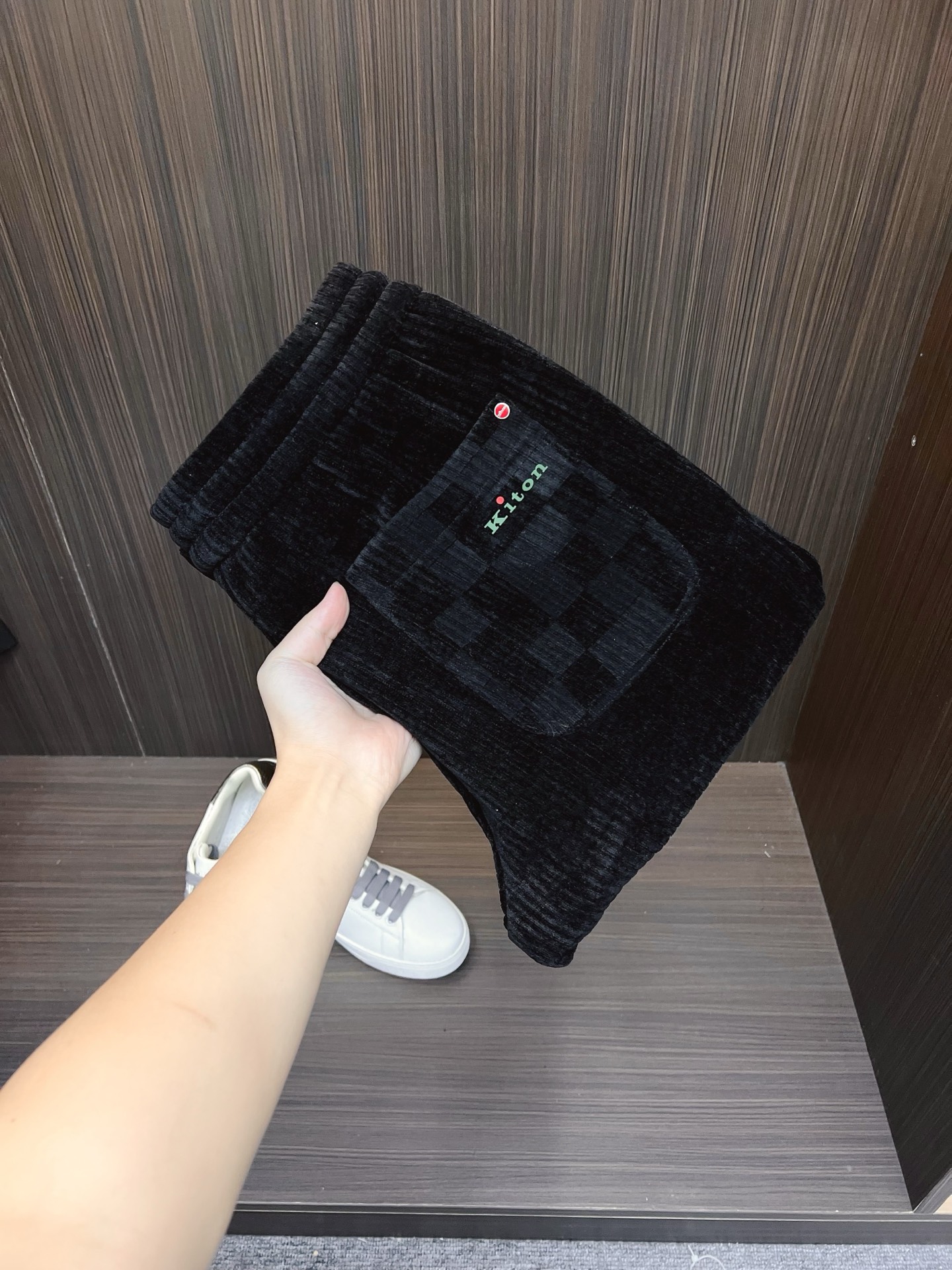 NO:537391,Kiton 25 new style. Fall in love with Xiaohongkuang New black corduroy drawstring casual pants, trading company channels are rare, Xiaohongkuangjia high-end business main line series, season-oriented boutique products, thick striped corduroy full of unique retro charm, rich materials and slim fit style, interpreting casual fashion with a neat and modern style!  This pants are made of imported black corduroy fabric for customers. It feels light and soft, with a neat velvet feel, soft and delicate skin-fitting feeling. The corduroy pit stripes are clear texture, neatly combed, and exquisite!  Show exquisite details!  The basic straight-leg casual pants style cut is not only versatile, but also can modify the leg shape. Men must seize the opportunity!  Size M-3XL M size waist 76/82cm-hip circumference 98cm-front 29cm-thigh circumference 58cm-trouser length 99cm-trouser legs 32cm L size waist 79/85cm-thigh circumference 102cm-front 30cm-thigh circumference 60cm-trouser length 100cm-trouser legs 33cm XL size waist 82/88cm-thigh circumference 106cm-front 31cm-thigh circumference 62cm-trouser length 101cm-trouser legs 34cm XXL size waist 86/92cm-thigh circumference 110cm-front 32cm-thigh circumference 64cm-trouser length 102cm-trouser legs 35cm  3XL size waist circumference 90/96cm - hip circumference 114cm - front gear 32cm - thigh circumference 66cm - trouser length 102cm - trouser legs 35cm, alexander wang19860909Kiton25年新款.爱上小红扣 新款黑色灯芯绒抽绳休闲裤,贸易公司渠道稀出,小红扣家高端商务主线系列,应季必备的刚需精品,粗条纹灯芯绒洋溢别致复古魅力,丰富材质搭配修身版型,以利落现代的风格演绎休闲时尚！ 这款裤装采用客供进口黑色灯芯绒面料制成,手感轻薄且柔软,表面绒感齐整,柔软细腻贴肤感巨舒适,灯芯绒坑条纹绒感纹理清晰,梳理齐整,精致感足！展现精致细节！基础直筒的休闲裤装版型剪裁,不仅百搭还可以起到修饰腿型的功效,各位男士们一定要把握住机会！尺码M-3XL M码腰围76/82cm-臀围98cm-前档29cm-大腿围58cm-裤长99cm-裤脚32cm L码腰围79/85cm-臀围102cm-前档30cm-大腿围60cm-裤长100cm-裤脚33cm XL码腰围82/88cm-臀围106cm-前档31cm-大腿围62cm-裤长101cm-裤脚34cm XXL码腰围86/92cm-臀围110cm-前档32cm-大腿围64cm-裤长102cm-裤脚35cm 3XL码腰围90/96cm-臀围114cm-前档32cm-大腿围66cm-裤长102cm-裤脚35cm,,alexander wang,Men's clothing