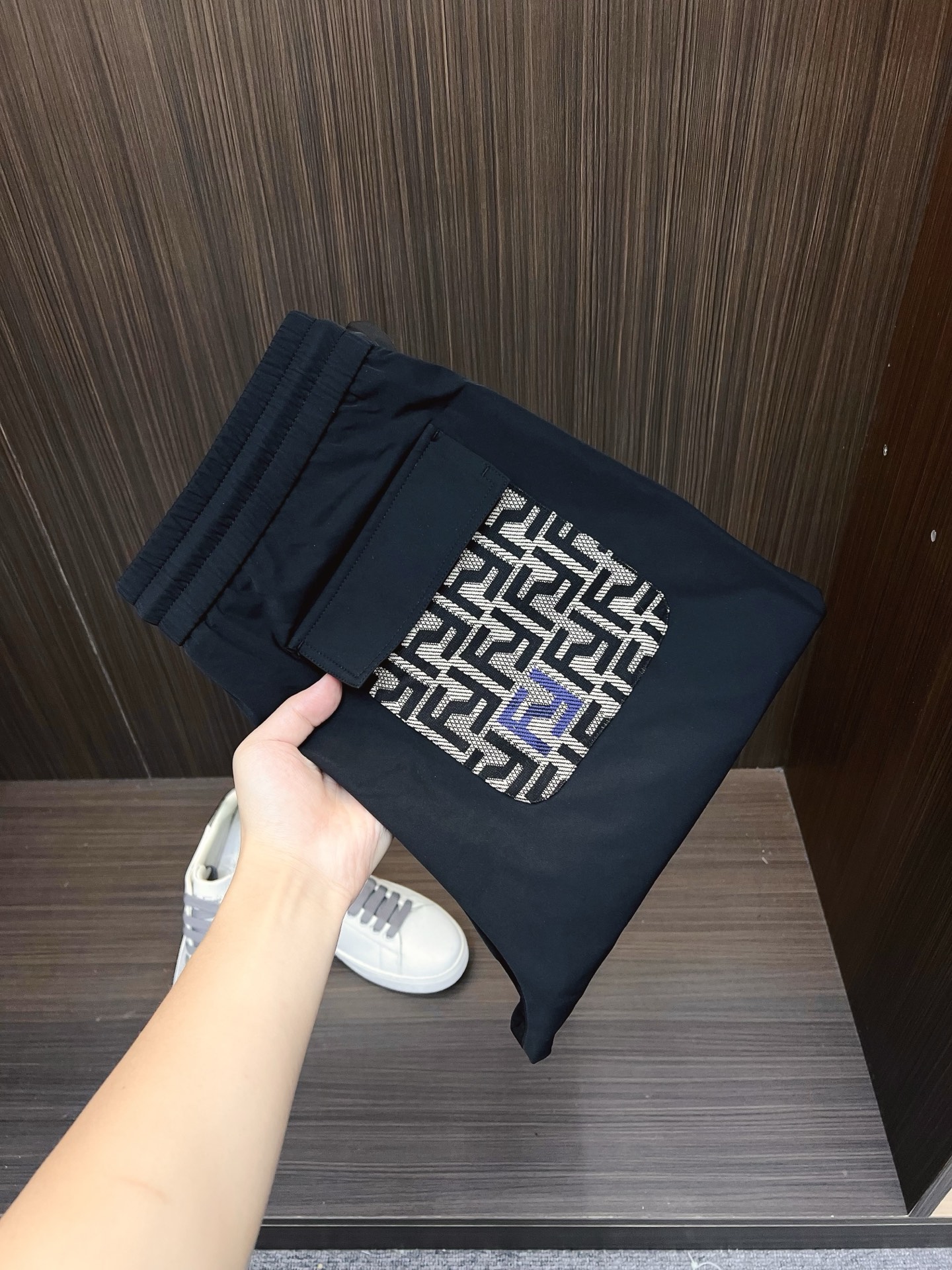 NO:537389,New style, classic yellow monster eyes embroidered logo for men, fashionable sports and casual drawstring sweatpants!  Trading companies have sparse channels and GW is on sale at the same time!  The minimalist series of the little monster, the classic element of the F family’s Demon Eye, a classic work that is deeply rooted in people’s hearts!  Custom-made fabrics are selected for customers, with a soft and skin-friendly texture!  The front of the trouser body has a yellow embroidered embroidery, and the classic F logo with the back pocket. It not only shows the exquisite details, but also cleverly conveys the unique tone of the brand!  Drawstring elastic waist design makes it more comfortable to wear and does not feel tight!  Ribbed trouser legs can better shape them. No matter what body shape you are, you can find the most suitable dressing experience for you!  Code number M-3xL, fendi, alexander wang19860909新款,男士经典黄色小怪兽眼睛刺绣标识时尚运动休闲抽绳卫裤！贸易公司渠道稀出,同步GW发售！ 小怪兽的极简系列,F家的经典元素恶魔之眼,深入人心的经典之作！ 选用了客供定制面料,质地柔软亲肤！裤身前幅标志性小怪兽黄色眼睛刺绣点缀,搭配后兜经典F标识,既展现了精致的细节处理,又巧妙地传达了品牌的独特调性！抽绳松紧裤腰设计,让穿着更为舒适,不会感到紧绷！罗纹束口裤脚则能更好地塑形,无论你是何种体型,都能找到最适合自己的穿着感受！码数M-3xL,,fendi,alexander wang,Men's clothing