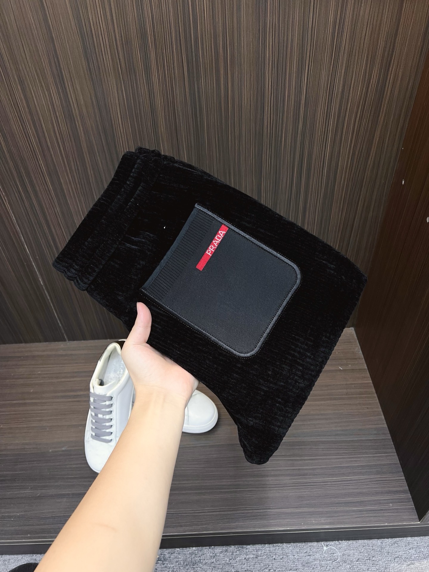 NO:537379,PRADA's latest trade order corduroy casual pants!  Full quality!  !  Customized exclusive corduroy fabric cut!  The upper body is comfortable and breathable, not stiff, and the overall three-dimensional feeling is rich and the quality is exported to meet the simple needs of commuters for dressing. The upper body is very effective, it looks slim and does not picky about the figure. The fabric workmanship is impeccable. Only good craftsmanship can make you look good and tasteful. It is a must-have item for everyone!  Size M-3XL, prada, alexander wang19860909PRADA 最新贸易订单灯芯绒休闲裤！全品相！！定制专属灯芯绒面料剪裁！上身舒适透气,不僵硬,整体有着丰富的立体感,品质出口订单,满足通勤人们对于着装的简约需求,上身效果很好,显瘦,不挑剔身材.面料做工....无可挑剔,好工艺好面料才能穿出好品味一款,人手必备单品！尺码M-3XL,,prada,alexander wang,Men's clothing