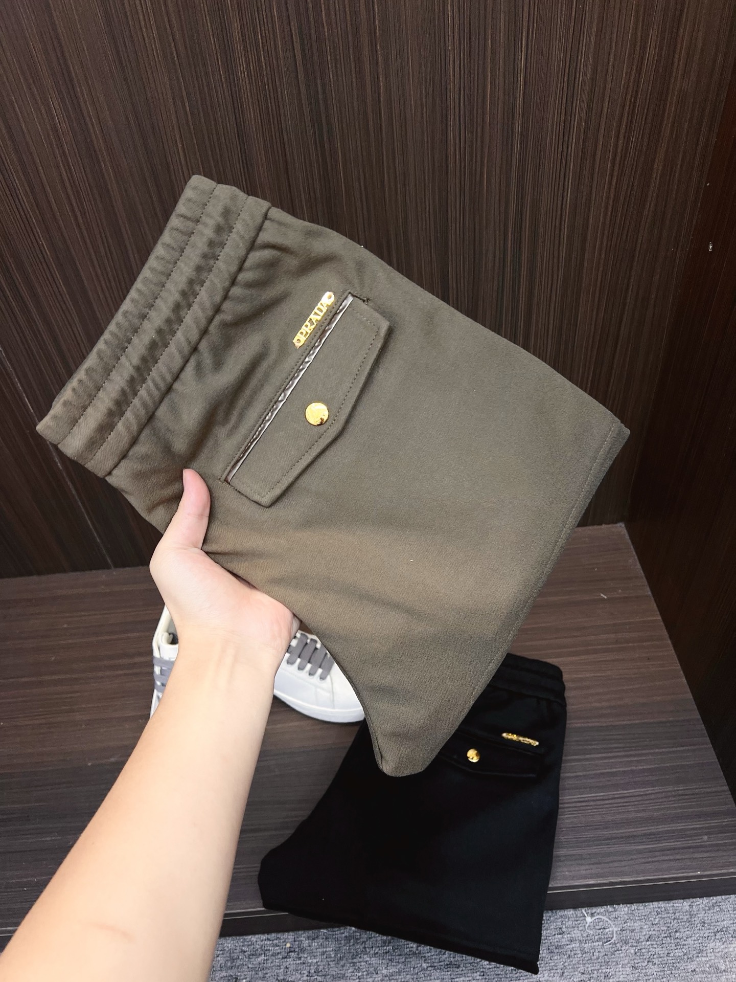 NO:537381,PRA 25s new wool pants. Small straight-leg design. It can be matched with sets. It is a casual and sports-care-free match. The fabric is soft, comfortable and draped. It stands upright and is stylish!  Small straight-tipped design, three-dimensional cutting design elongates the leg lines, making it look taller and slimmer. The elastic belt design is free to retract and place, and the customized hardware logo is suitable for various shapes. The side three-dimensional cutting design is customized. The brand hanging rope is highly recognizable. A casual pants suitable for various occasions, with a very outstanding upper body. The color is black. Khaki size M-3XL, prada, alexander wang19860909PRA 25s新款羊毛裤.小直筒设计.可搭配套装.运动休闲随意搭配.,面料柔软舒适有垂感.立挺上身有型！小直筒版型设计,立体裁剪设计拉长腿部线条,显高显瘦.松紧腰带设计,收放自如,定制五金logo适合凹各种造型.侧身立体裁剪设计.订制品牌吊绳.品牌字母标识辨识度极高.一款适合多种场合穿搭的休闲裤,上身绝绝子.颜色黑色.卡其 码数M-3XL,,prada,alexander wang,Men's clothing