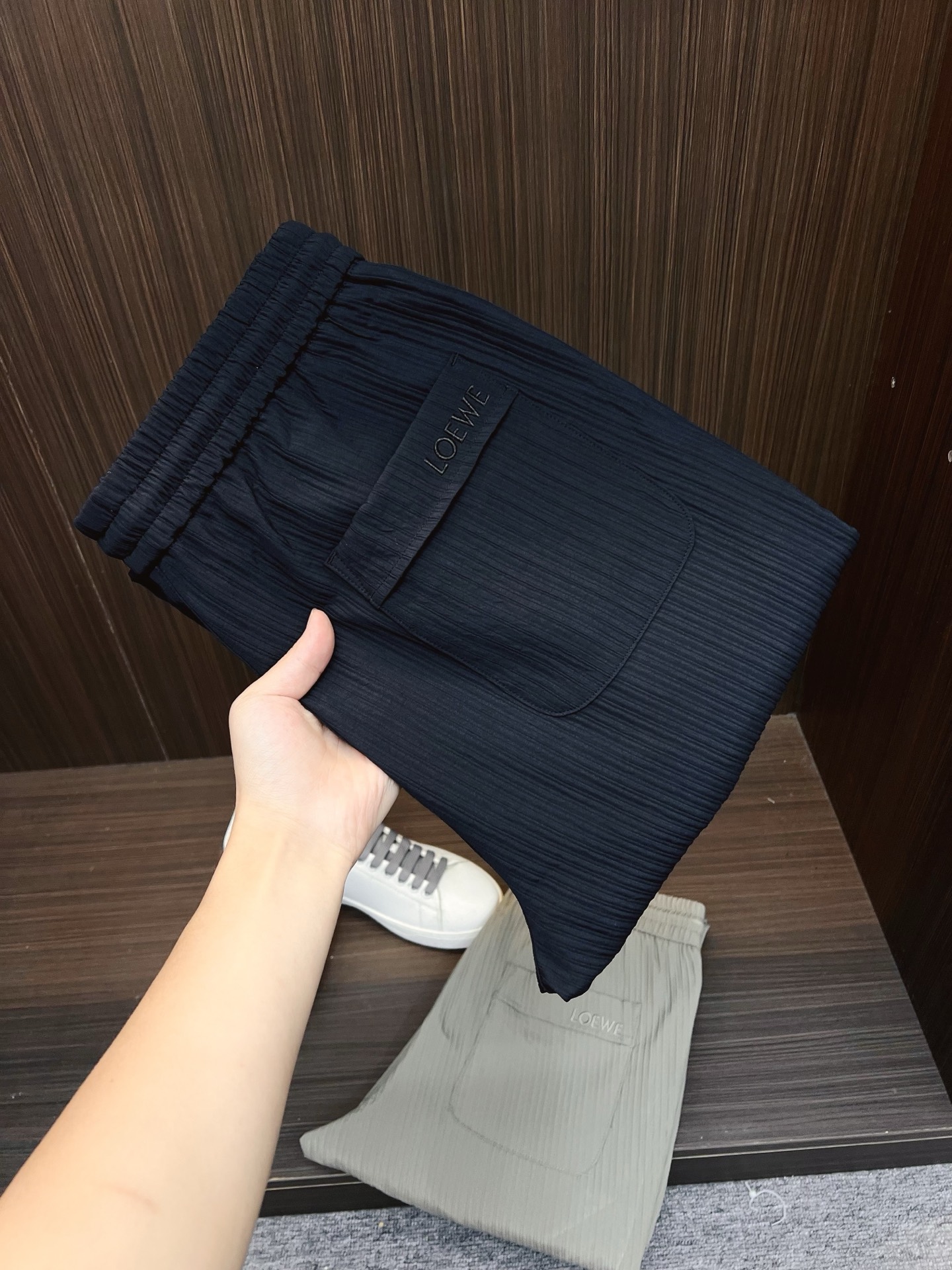 NO:537393,LE Loei's new early autumn casual pants! It is released simultaneously on the official website. The brand's classic logo casual pants, customized fabric, excellent comfort and strong hand touch. It has a high recognition and perfect quality craftsmanship. Size: m-3xl,,loewe,alexander wang19860909LE罗意早秋新款休闲裤!官网同步发售.品牌经典logo休闲裤,定制面料,舒适度极好,手触感强烈.辨识度极高,完美品相工艺. 尺码: m-3xl,,loewe,alexander wang,Men's clothing