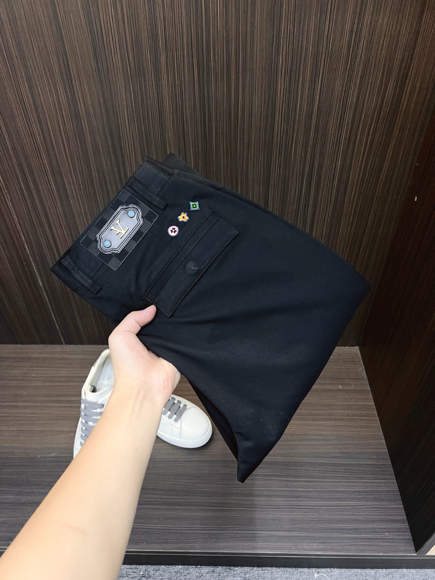 NO:537385,In the L family's FW show, L family brought a series of 'turquoise' products with the theme of paying tribute to American Western culture. The show China-Philippines Dong created a series of western-themed clothing decorated with 'turquoise', from jackets, shirts, belts, pants bags to earring necklaces and glasses, neatly, bringing a very stunning visual effect. New autumn and winter casual pants, customized fabrics, excellent comfort and strong hand touch. Very high awareness and perfect quality craftsmanship. Size M-3XL,,louis vuitton, jackets & coats,shirts,necklace,alexander wang19860909L家FW大秀中,L家以致敬美国西部文化为主题,带来了一系列「绿松石」产品. 大秀中菲董打造了一系列饰有「绿松石」的西部主题服饰,从外套、衬衫、腰带、裤子 包款到耳饰项链以及眼镜,整整齐齐,带来相当惊艳的视觉效果.秋冬新款休闲裤,定制面料,舒适度极好,手触感 烈.辦识度极高,完美品相工艺.尺码M-3XL,,louis vuitton,jackets & coats,shirts,necklace,alexander wang,Men's clothing