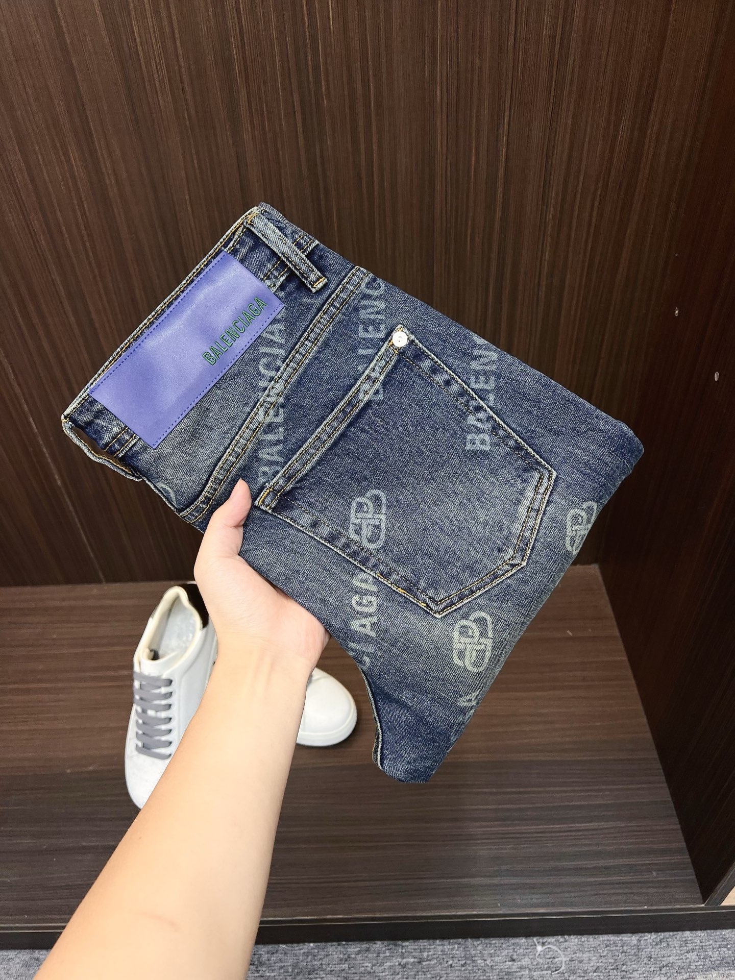 NO:537383,BL Paris 25-year original single men's fashion casual denim jeans, Hong Kong foreign business channel goods, high-end Japanese OEM production, heavy platinum-grade products, counters and same channel orders, official album poster outfits!  Predictable single items, a pair of jeans dominated by fabrics and craftsmanship, abandons the previous style and tone and takes the minimalist route. They are very pure and neat and clean, and the level of control in terms of dressing is not limited. They can be business or casual and fashionable, both solemn and harmonious, and have a full aura!  Customer-supplied high-quality imported denim original color fabric, specially selected Japanese Okayama pure 13oz ounce denim fabric, heavy environmentally friendly plant enzyme washing process, the texture has a light retro color, which is quite beautiful. The fabric is soft and delicate after washing, but has a strong bones and a little elastic, providing an excellent comfort experience, without any damage to the craft elements throughout the body, retaining the purest tannin color!  The details are impeccable, perfectly following the elements of the new season. The latest waist leather mark highlights the brand characteristics. Combined with elegant brand elements, it highlights the quality of the details. It is equipped with the iconic twisted buttons of the season, which adds a lot of visual points. It is fashionable and modern, and is very exquisite. It highlights the brand identity in the details and strongly reflects the overall luxury and high-end feeling!  The color matching is a classic and fashionable high-end counter color, with tough and capable lines, which meets the most popular color for men. It is very pure saturation gray, with perfect style and excellent hip lifting effect. It can easily sweep any top matching in the wardrobe. It has extensive compatibility and is satisfied with various daily outfits. It has a lot of upper body styles and must-have trousers for quality control and denim control!  Color blue Size 30 31 32 33 34 36 38,,jeans,alexander wang19860909BL巴黎25 年原单男士时装休闲丹宁牛仔裤,香港洋行渠道货,高端日本代工出品,重磅白金级臻品,专柜同渠道订单,官宣画册海报穿搭款！ 可预测性的爆卖单品,以面料和工艺为主导的一款牛仔裤,摒弃了以往的风格与基调,走了极简的路线,非常纯粹且利落干净,穿搭性方面驾驭层次不受局限,即可商务也可休闲时髦,亦庄亦谐,自带满格气场！ 客供高级进口的丹宁原色面料,特选日本冈山纯正13oz 盎司牛仔布料,重磅环保植物酵素水洗工艺,肌理有着淡淡的复古色彩,相当漂亮,面料经过水洗后柔软细腻,但筋骨感极强,且略带弹力,提供了绝佳的舒适体验,通身无任何工艺元素破坏,保留了最纯粹的丹宁本色！ 细节无可挑剔,完美沿袭了新一季的元素,最新的腰部皮标彰显了品牌特质,结合优雅的品牌元素,凸显了细节之品质感,搭载当季标志性扭曲纽扣,视觉方面加分不少,时髦而摩登,非常精湛,于细节之处即彰显了品牌身份又强烈体现出整体的奢华与高级感！ 配色属于经典时尚高级专柜色,硬朗干练的线条,符合男性最为心头好的色调,非常纯粹的饱和度灰,版型剪裁完美,提臀修身效果绝佳,可轻松横扫衣橱任何的上装搭配,兼容性广泛,满足于日常各种穿搭,上身型款十足,于品质控及牛仔迷控者必入型裤装！ 颜色蓝色 尺码30 31 32 33 34 36 38,,jeans,alexander wang,Men's clothing