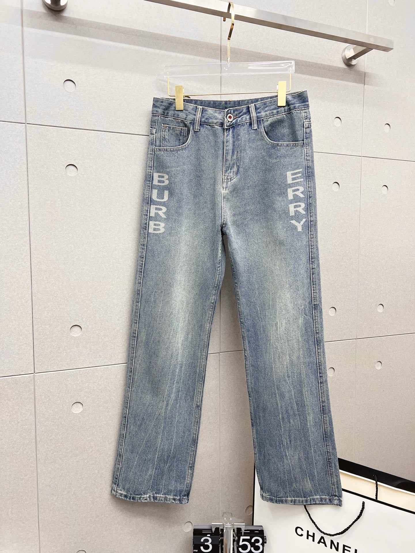 NO:532001,Burberry 2025 summer new brand loose original single men's versatile jeans luxury brand original LOGO matching!  The role of ace hits every season is like a classic signature textbook!  A pair of pants with a very aesthetic tone, dominated by fabric and quality, continues the essence of normal design, with label elements perfectly embedded, which is a distinctive feature of identity and is quite distinctive!  Customer-supplied top-quality washing buffet fabrics, the fabric has first-class texture, slightly elastic, excellent scratchiness and boneiness, and the capable and neat cut, and the upper body effect is excellent!  A must-have artifact for trendy men!  Counter size 29-38, no 35, burberry, burberry, jeans, alexander wang19860909Burberry 巴宝莉 2025夏季新品潮牌宽松原单男士百搭牛仔裤奢华品牌原版LOGO搭配！每一季的王牌级爆款担当,俨然属于经典招牌教科书般存在！极具美学基调的一款裤子,以面料和品质为主导,延续了常态化的设计精髓,标签化元素完美嵌入,属于身份的特色彰显,辨识度颇为鲜明！客供进口顶级洗水牛仔面料,面料质地一流,略带弹力,挺刮度与筋骨感极好,干练利落的裁剪,上身效果极好！潮男必备神器！专柜尺码29-38,无35,,burberry,burberry,jeans,alexander wang,Men's clothing