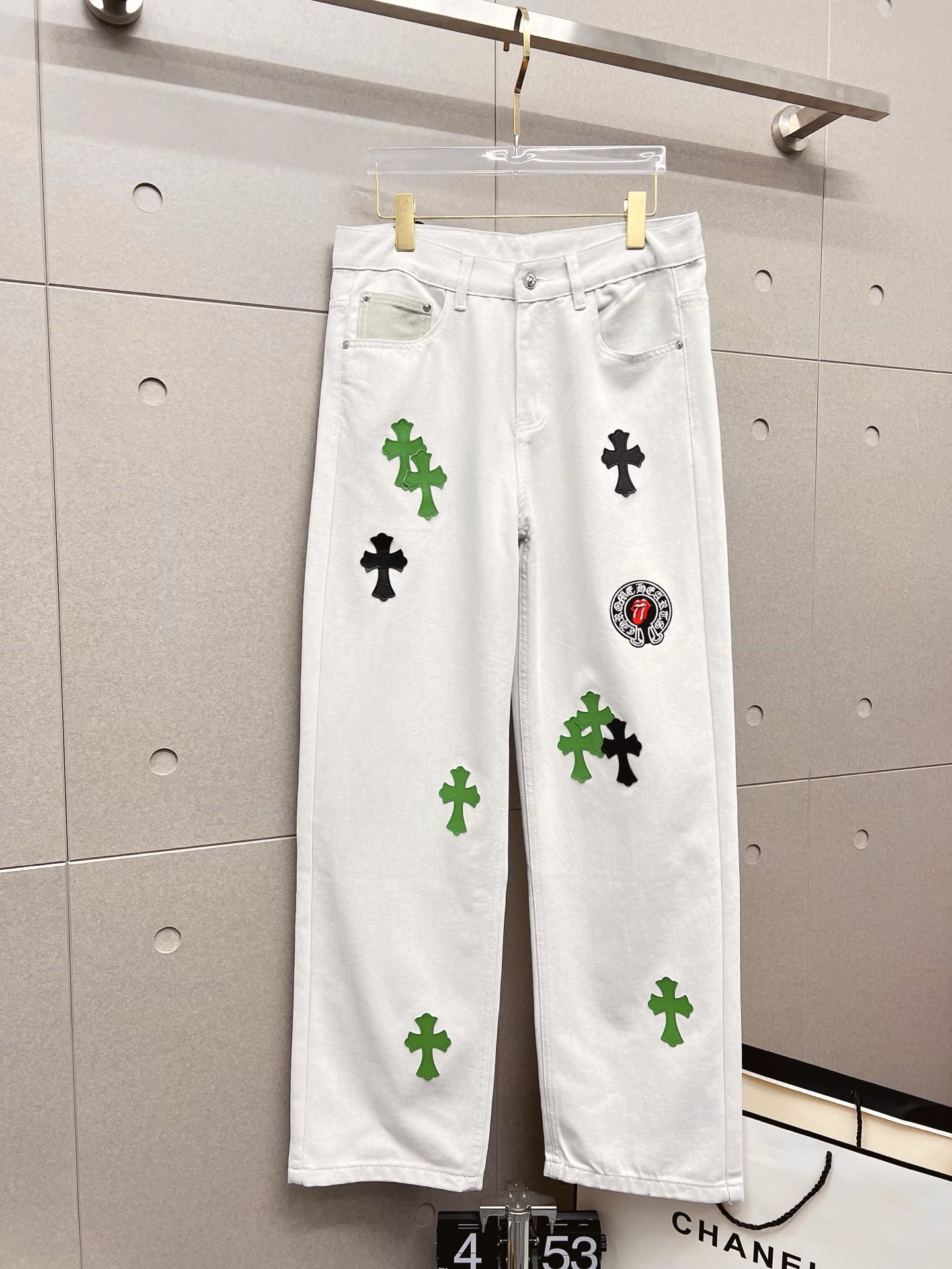 NO:532004,Crowxin 2025 summer new brand loose original single men's versatile jeans luxury brand original LOGO matching!  The role of ace hits every season is like a classic signature textbook!  A pair of pants with a very aesthetic tone, dominated by fabric and quality, continues the essence of normal design, with label elements perfectly embedded, which is a distinctive feature of identity and is quite distinctive!  Customer-supplied top-quality washing buffet fabrics, the fabric has first-class texture, slightly elastic, excellent scratchiness and boneiness, and the capable and neat cut, and the upper body effect is excellent!  A must-have artifact for trendy men!  Counter size 29-38, no 35, chrome hearts, jeans, alexander wang19860909克罗心 2025夏季新品潮牌宽松原单男士百搭牛仔裤奢华品牌原版LOGO搭配！每一季的王牌级爆款担当,俨然属于经典招牌教科书般存在！极具美学基调的一款裤子,以面料和品质为主导,延续了常态化的设计精髓,标签化元素完美嵌入,属于身份的特色彰显,辨识度颇为鲜明！客供进口顶级洗水牛仔面料,面料质地一流,略带弹力,挺刮度与筋骨感极好,干练利落的裁剪,上身效果极好！潮男必备神器！专柜尺码29-38,无35,,chrome hearts,jeans,alexander wang,Men's clothing