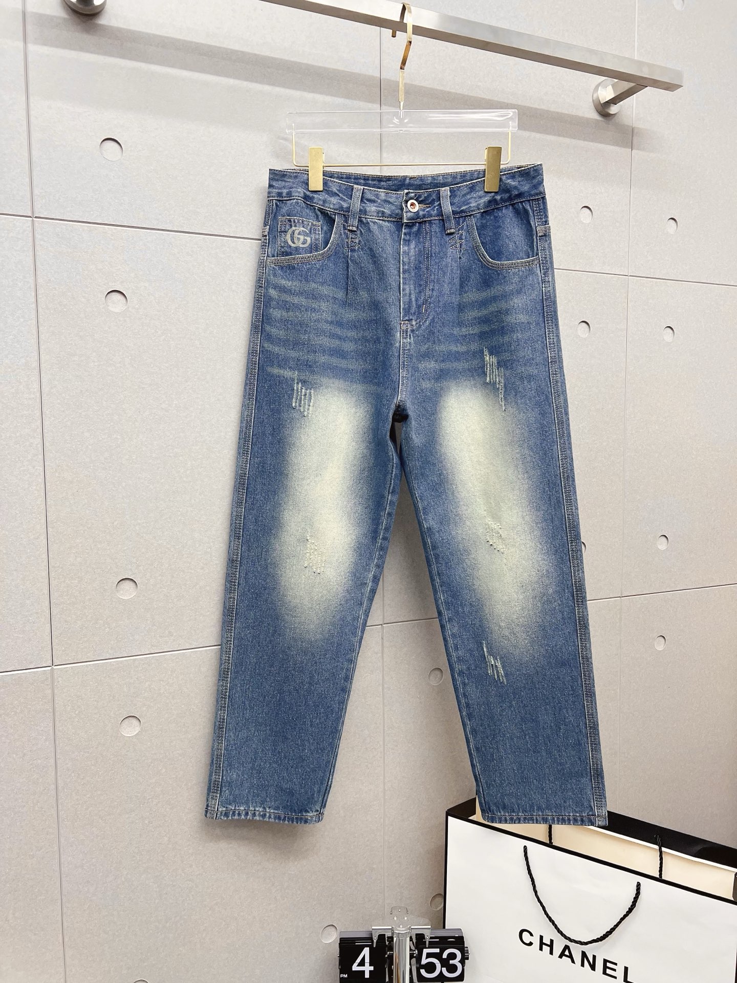 NO:532011,GUCCI 2025 summer new brand loose original single men's versatile jeans luxury brand original LOGO matching!  The role of ace hits every season is like a classic signature textbook!  A pair of pants with a very aesthetic tone, dominated by fabric and quality, continues the essence of normal design, with label elements perfectly embedded, which is a distinctive feature of identity and is quite distinctive!  Customer-supplied top-quality washing buffet fabrics, the fabric has first-class texture, slightly elastic, excellent scratchiness and boneiness, and the capable and neat cut, and the upper body effect is excellent!  A must-have artifact for trendy men!  Counter size 29-38, no 35, gucci, jeans, alexander wang19860909GUCCI 古奇 2025夏季新品潮牌宽松原单男士百搭牛仔裤奢华品牌原版LOGO搭配！每一季的王牌级爆款担当,俨然属于经典招牌教科书般存在！极具美学基调的一款裤子,以面料和品质为主导,延续了常态化的设计精髓,标签化元素完美嵌入,属于身份的特色彰显,辨识度颇为鲜明！客供进口顶级洗水牛仔面料,面料质地一流,略带弹力,挺刮度与筋骨感极好,干练利落的裁剪,上身效果极好！潮男必备神器！专柜尺码29-38,无35,,gucci,jeans,alexander wang,Men's clothing