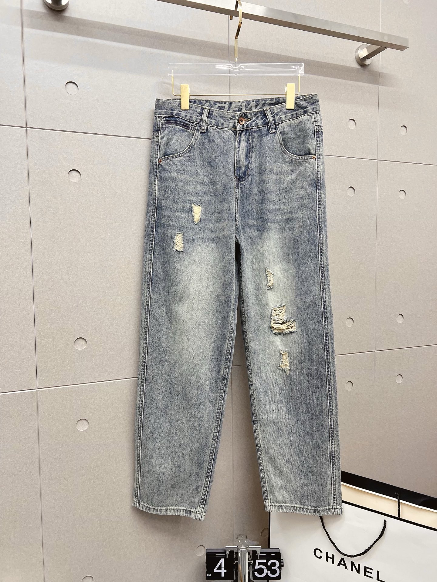 NO:532023,Luo Yiwei 2025 summer new brand loose original single men's versatile jeans luxury brand original LOGO matching!  The role of ace hits every season is like a classic signature textbook!  A pair of pants with a very aesthetic tone, dominated by fabric and quality, continues the essence of normal design, with label elements perfectly embedded, which is a distinctive feature of identity and is quite distinctive!  Customer-supplied top-quality washing buffet fabrics, the fabric has first-class texture, slightly elastic, excellent scratchiness and boneiness, and the capable and neat cut, and the upper body effect is excellent!  A must-have artifact for trendy men!  Counter size 29-38, no 35, loewe, jeans, alexander wang19860909罗意威 2025夏季新品潮牌宽松原单男士百搭牛仔裤奢华品牌原版LOGO搭配！每一季的王牌级爆款担当,俨然属于经典招牌教科书般存在！极具美学基调的一款裤子,以面料和品质为主导,延续了常态化的设计精髓,标签化元素完美嵌入,属于身份的特色彰显,辨识度颇为鲜明！客供进口顶级洗水牛仔面料,面料质地一流,略带弹力,挺刮度与筋骨感极好,干练利落的裁剪,上身效果极好！潮男必备神器！专柜尺码29-38,无35,,loewe,jeans,alexander wang,Men's clothing