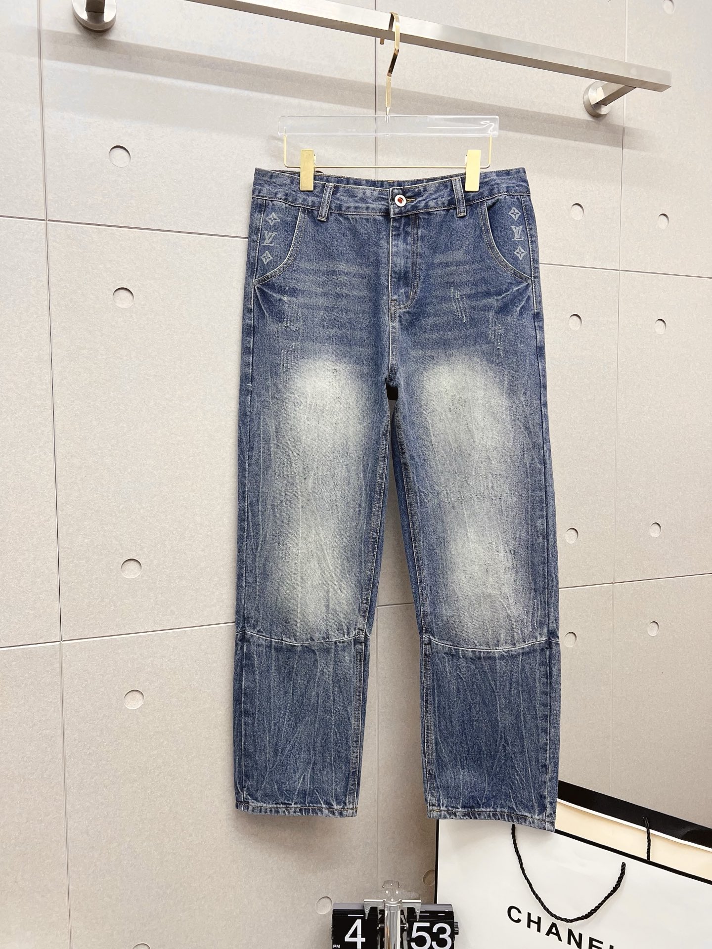 NO:532021,LV 2025 summer new brand loose original single men's versatile jeans luxury brand original LOGO matching!  The role of ace hits every season is like a classic signature textbook!  A pair of pants with a very aesthetic tone, dominated by fabric and quality, continues the essence of normal design, with label elements perfectly embedded, which is a distinctive feature of identity and is quite distinctive!  Customer-supplied top-quality washing buffet fabrics, the fabric has first-class texture, slightly elastic, excellent scratchiness and boneiness, and the capable and neat cut, and the upper body effect is excellent!  A must-have artifact for trendy men!  Counter size 29-38, no 35, louis vuitton, jeans, alexander wang19860909LV 2025夏季新品潮牌宽松原单男士百搭牛仔裤奢华品牌原版LOGO搭配！每一季的王牌级爆款担当,俨然属于经典招牌教科书般存在！极具美学基调的一款裤子,以面料和品质为主导,延续了常态化的设计精髓,标签化元素完美嵌入,属于身份的特色彰显,辨识度颇为鲜明！客供进口顶级洗水牛仔面料,面料质地一流,略带弹力,挺刮度与筋骨感极好,干练利落的裁剪,上身效果极好！潮男必备神器！专柜尺码29-38,无35,,louis vuitton,jeans,alexander wang,Men's clothing