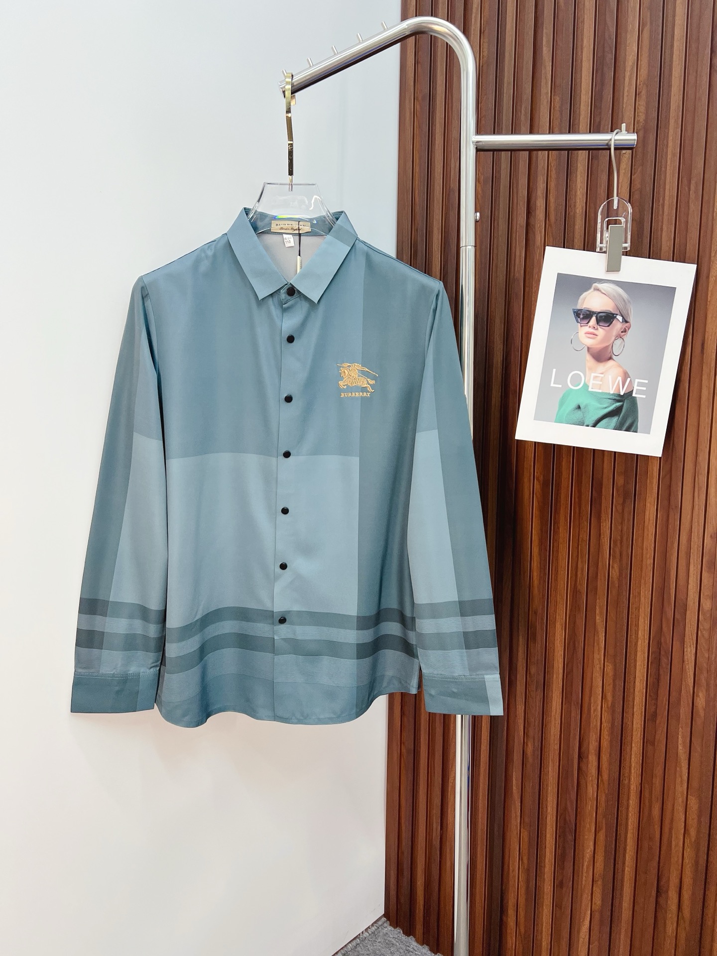 NO:530839,'Burberry' original single ruthless product, hot products are coming. 2025ss official website new long-sleeved shirt shirt, exquisite embroidered logo, high-end version, customized counter fabric, high breathability and comfort, finely crafted, impeccable details, brand element design concept, reflect high quality. The feel is delicate and soft!  It is casually cut, with a great upper body style!  Code number M-3XL, burberry, burberry, shirts, alexander wang19860909《Burberry 巴宝莉》 原单狠货 爆款来袭 2025ss官网新款长袖 衬衫 衬衣,精美刺绣Logo 高端版本,专柜定制面料 透气舒适度高,精工制作,细节处理完美无可挑剔,品牌元素设计理念,体现高品质.手感细腻柔软！呈现休闲裁剪,上身版型超赞！码数M-3XL,,burberry,burberry,shirts,alexander wang,Men's clothing