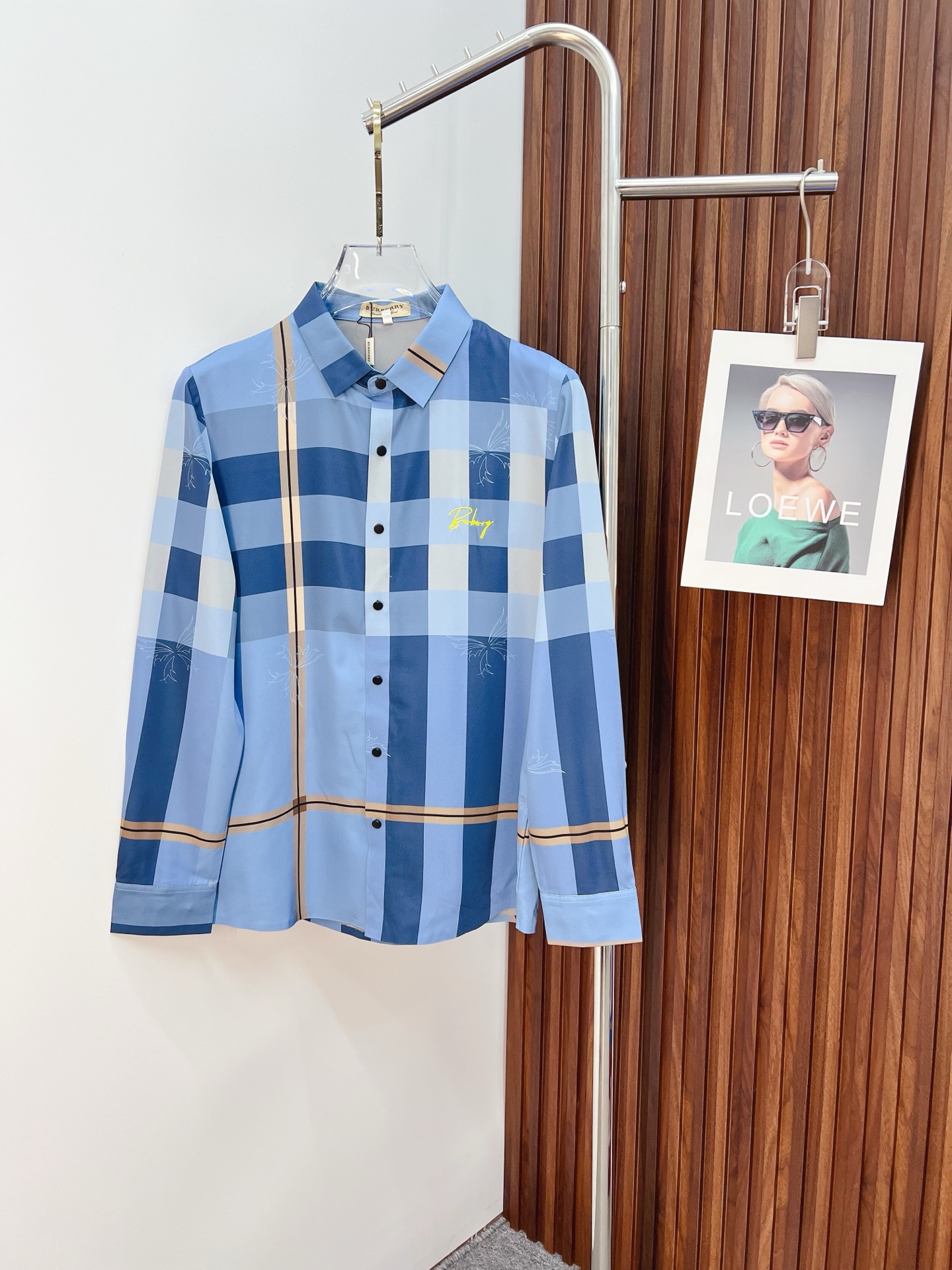 NO:530819,'Burberry' original single ruthless product, hot products are coming. 2025ss official website new long-sleeved shirt shirt, exquisite embroidered logo, high-end version, customized counter fabric, high breathability and comfort, finely crafted, impeccable details, brand element design concept, reflect high quality. The feel is delicate and soft!  It is casually cut, with a great upper body style!  Code number M-3XL, burberry, burberry, shirts, alexander wang19860909《Burberry 巴宝莉》 原单狠货 爆款来袭 2025ss官网新款长袖 衬衫 衬衣,精美刺绣Logo 高端版本,专柜定制面料 透气舒适度高,精工制作,细节处理完美无可挑剔,品牌元素设计理念,体现高品质.手感细腻柔软！呈现休闲裁剪,上身版型超赞！码数M-3XL,,burberry,burberry,shirts,alexander wang,Men's clothing