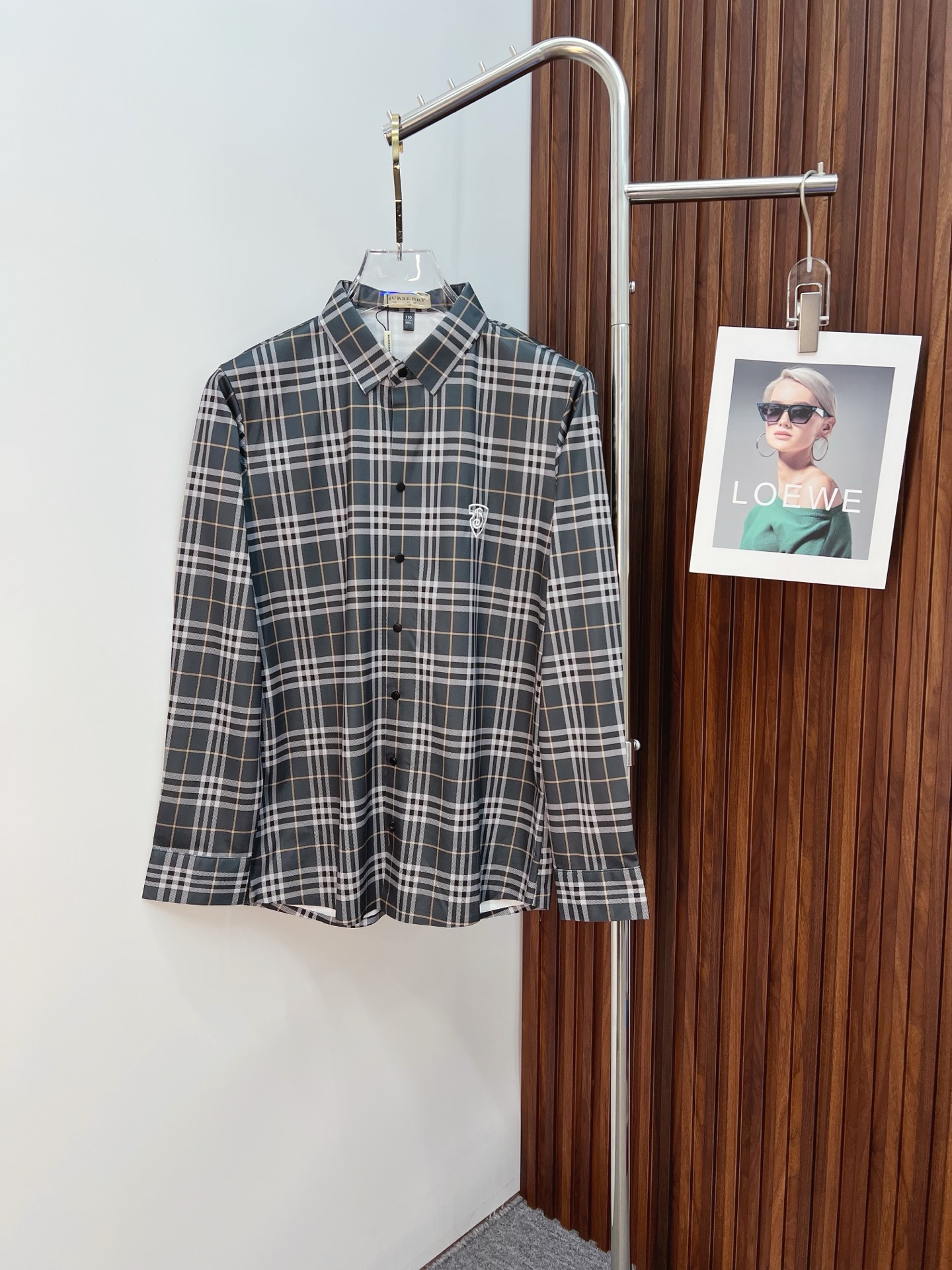 NO:530825,'Burberry' original single ruthless product, hot products are coming. 2025ss official website new long-sleeved shirt shirt, exquisite embroidered logo, high-end version, customized counter fabric, high breathability and comfort, finely crafted, impeccable details, brand element design concept, reflect high quality. The feel is delicate and soft!  It is casually cut, with a great upper body style!  Code number M-3XL, burberry, burberry, shirts, alexander wang19860909《Burberry 巴宝莉》 原单狠货 爆款来袭 2025ss官网新款长袖 衬衫 衬衣,精美刺绣Logo 高端版本,专柜定制面料 透气舒适度高,精工制作,细节处理完美无可挑剔,品牌元素设计理念,体现高品质.手感细腻柔软！呈现休闲裁剪,上身版型超赞！码数M-3XL,,burberry,burberry,shirts,alexander wang,Men's clothing