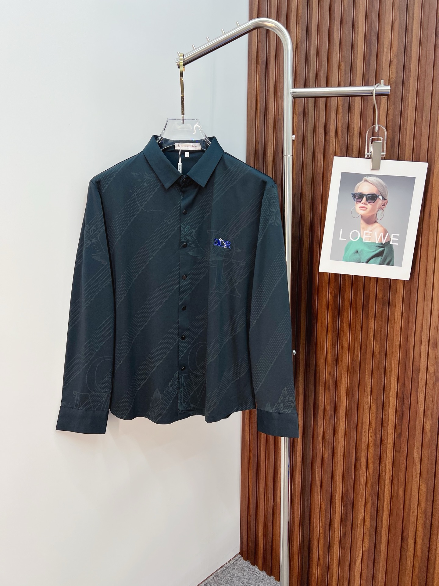 NO:530816,'Dior' original single ruthless product, hot products are coming. 2025ss official website new long-sleeved shirt, shirt, exquisite embroidered logo, high-end version, customized counter fabric, high breathability and comfort, finely crafted, impeccable details, brand element design concept, reflecting high quality. The feel is delicate and soft!  It is casually cut, with a great upper body style!  Code number M-3XL, dior, dior,shirts,alexander wang19860909《Dior 迪奥》 原单狠货 爆款来袭 2025ss官网新款长袖 衬衫 衬衣,精美刺绣Logo 高端版本,专柜定制面料 透气舒适度高,精工制作,细节处理完美无可挑剔,品牌元素设计理念,体现高品质.手感细腻柔软！呈现休闲裁剪,上身版型超赞！码数M-3XL,,dior,dior,shirts,alexander wang,Men's clothing