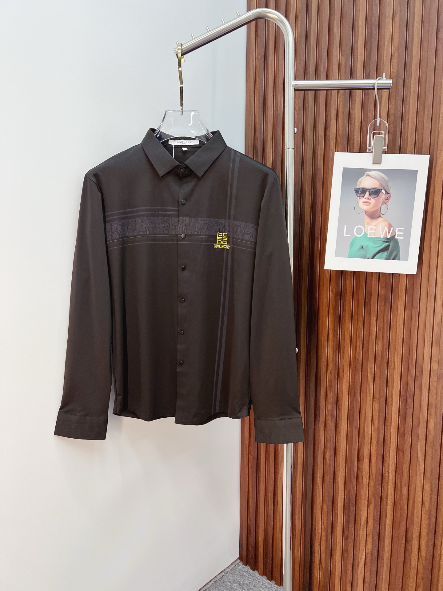 NO:530822,'Givenchy' original single ruthless product, hot products are coming. 2025ss official website new long-sleeved shirt, shirt, exquisite embroidered logo, high-end version, customized counter fabric, high breathability and comfort, finely crafted, impeccable details, brand element design concept, reflecting high quality. The feel is delicate and soft!  It is casually cut, with a great upper body style!  Code number M-3XL, given,shirts,alexander wang19860909《纪梵希》 原单狠货 爆款来袭 2025ss官网新款长袖 衬衫 衬衣,精美刺绣Logo 高端版本,专柜定制面料 透气舒适度高,精工制作,细节处理完美无可挑剔,品牌元素设计理念,体现高品质.手感细腻柔软！呈现休闲裁剪,上身版型超赞！码数M-3XL,,givenchy,shirts,alexander wang,Men's clothing