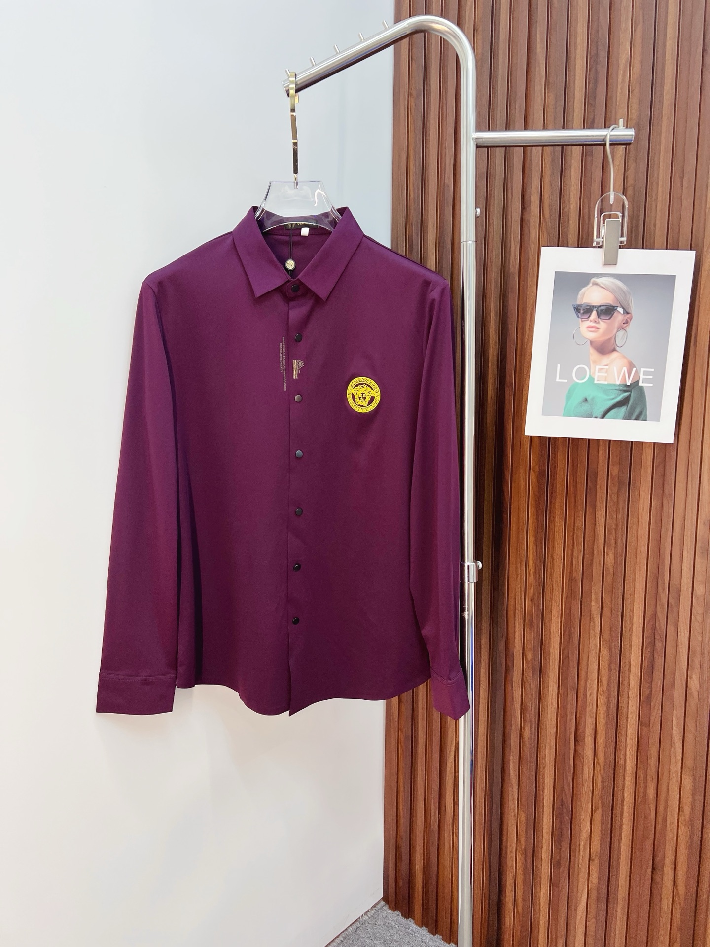 NO:530828,'Versey' original single ruthless product, hot products are coming. 2025ss official website new long-sleeved shirts, shirts, exquisite embroidered logos, high-end version, customized counter fabrics, high breathability and comfort, finely crafted, impeccable details, brand elements design concept, reflect high quality. The feel is delicate and soft!  It is casually cut, with a great upper body style!  Code number M-3XL, versace,shirts,alexander wang19860909《范思哲》 原单狠货 爆款来袭 2025ss官网新款长袖 衬衫 衬衣,精美刺绣Logo 高端版本,专柜定制面料 透气舒适度高,精工制作,细节处理完美无可挑剔,品牌元素设计理念,体现高品质.手感细腻柔软！呈现休闲裁剪,上身版型超赞！码数M-3XL,,versace,shirts,alexander wang,Men's clothing