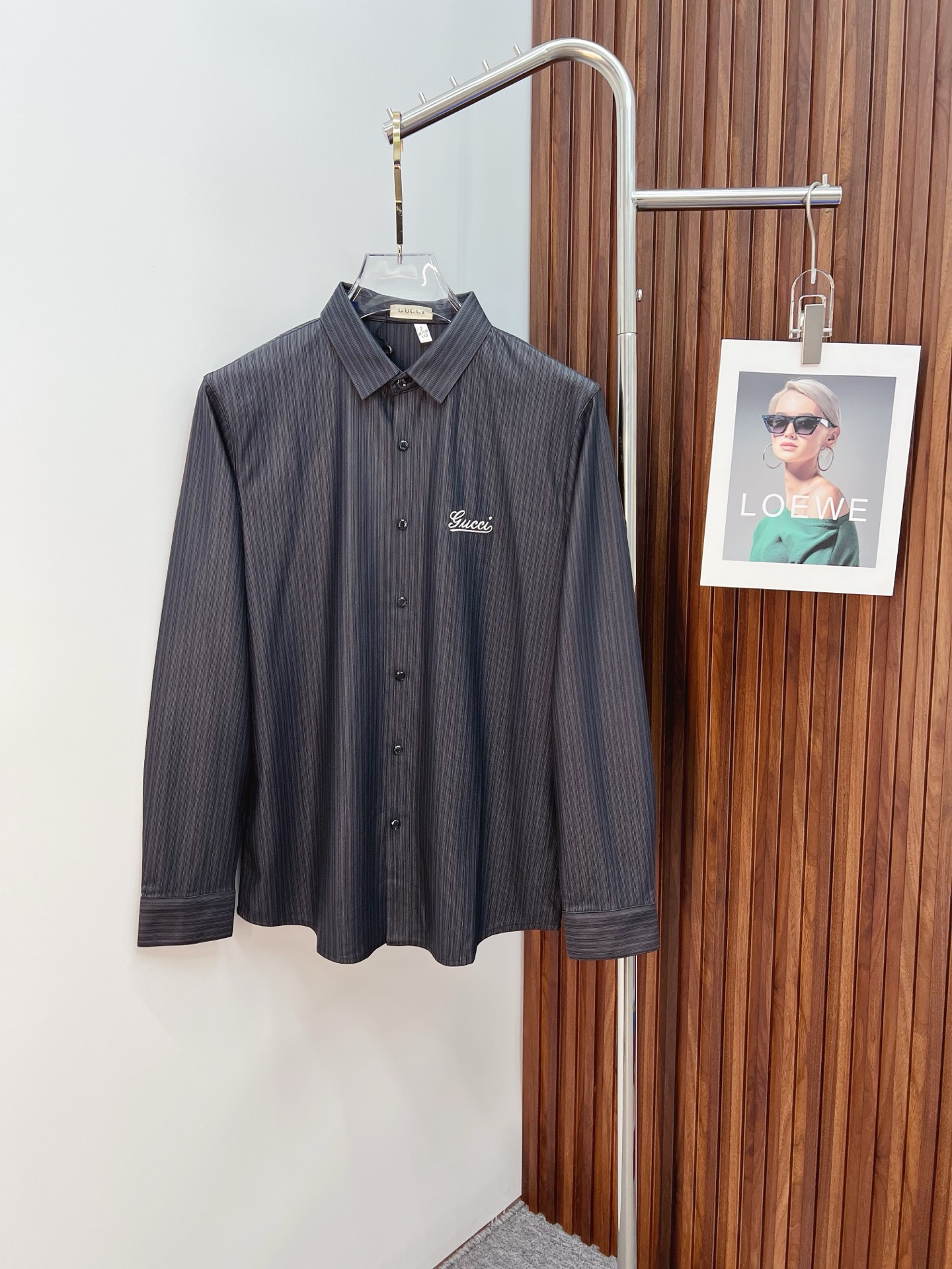 NO:530831,'GUCCI Guqi' Original single ruthless product, hot products are coming. 2025ss official website new long-sleeved shirt shirt, exquisite embroidered logo, high-end version, customized counter fabric, high breathability and comfort, finely crafted, impeccable details, brand element design concept, reflecting high quality. The feel is delicate and soft!  It is casually cut, with a great upper body style!  Code number M-3XL, gucci,shirts,alexander wang19860909《GUCCI 古奇》 原单狠货 爆款来袭 2025ss官网新款长袖 衬衫 衬衣,精美刺绣Logo 高端版本,专柜定制面料 透气舒适度高,精工制作,细节处理完美无可挑剔,品牌元素设计理念,体现高品质.手感细腻柔软！呈现休闲裁剪,上身版型超赞！码数M-3XL,,gucci,shirts,alexander wang,Men's clothing