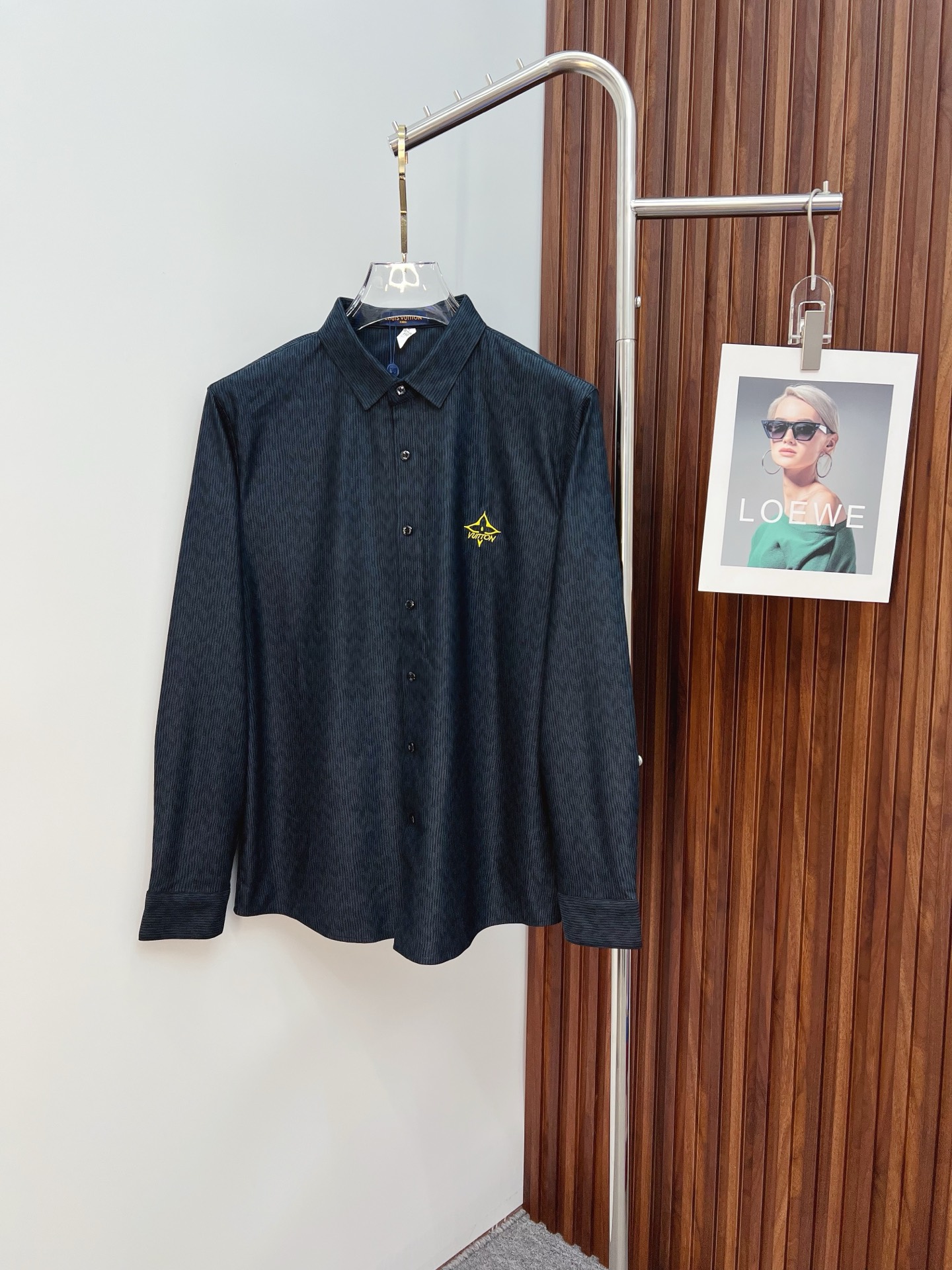 NO:530834,'LV' Original single ruthless product, hot products are coming. 2025ss official website new long-sleeved shirt, shirt, exquisite embroidered logo, high-end version, counter customized fabric, high breathability and comfort, finely crafted, impeccable details, brand element design concept, reflecting high quality. The feel is delicate and soft!  It is casually cut, with a great upper body style!  Code number M-3XL, louis vuitton,shirts,alexander wang19860909《LV》 原单狠货 爆款来袭 2025ss官网新款长袖 衬衫 衬衣,精美刺绣Logo 高端版本,专柜定制面料 透气舒适度高,精工制作,细节处理完美无可挑剔,品牌元素设计理念,体现高品质.手感细腻柔软！呈现休闲裁剪,上身版型超赞！码数M-3XL,,louis vuitton,shirts,alexander wang,Men's clothing