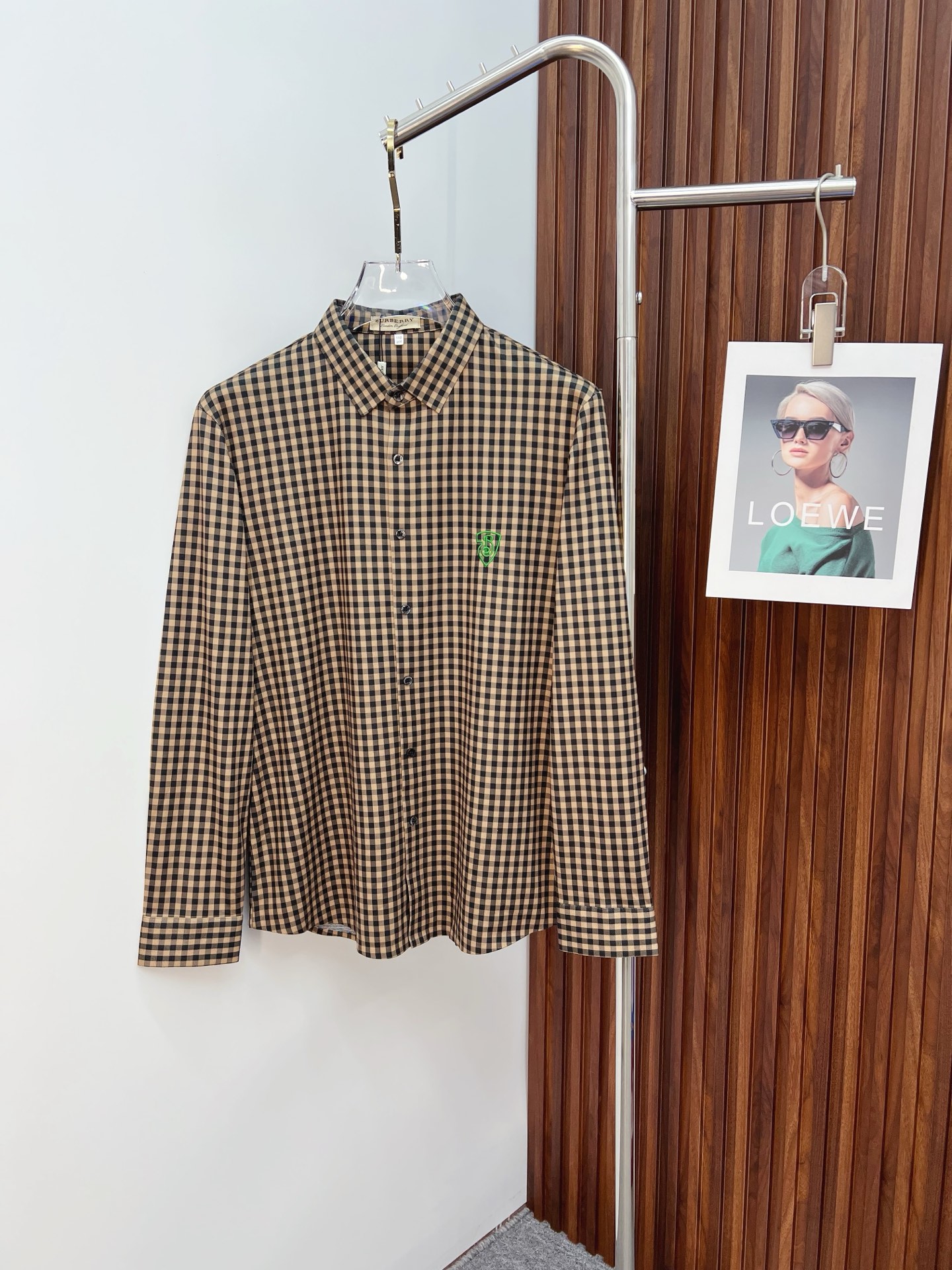 NO:530837,'Burberry' original single ruthless product, hot products are coming. 2025ss official website new long-sleeved shirt shirt, exquisite embroidered logo, high-end version, customized counter fabric, high breathability and comfort, finely crafted, impeccable details, brand element design concept, reflect high quality. The feel is delicate and soft!  It is casually cut, with a great upper body style!  Code number M-3XL, burberry, burberry, shirts, alexander wang19860909《Burberry 巴宝莉》 原单狠货 爆款来袭 2025ss官网新款长袖 衬衫 衬衣,精美刺绣Logo 高端版本,专柜定制面料 透气舒适度高,精工制作,细节处理完美无可挑剔,品牌元素设计理念,体现高品质.手感细腻柔软！呈现休闲裁剪,上身版型超赞！码数M-3XL,,burberry,burberry,shirts,alexander wang,Men's clothing