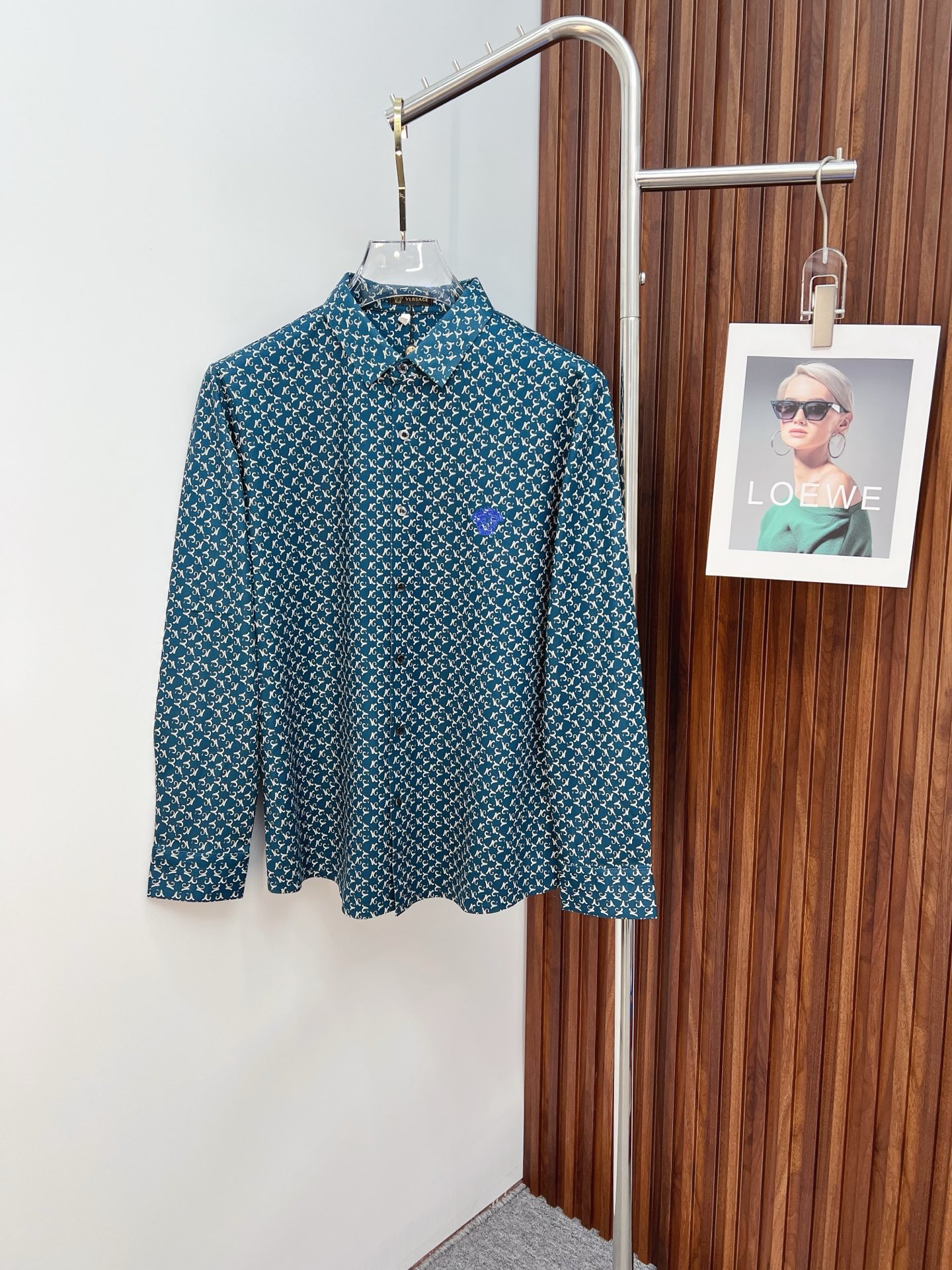 NO:530843,'Versey' original single ruthless product, hot products are coming. 2025ss official website new long-sleeved shirts, shirts, exquisite embroidered logos, high-end version, customized counter fabrics, high breathability and comfort, finely crafted, impeccable details, brand elements design concept, reflect high quality. The feel is delicate and soft!  It is casually cut, with a great upper body style!  Code number M-3XL, versace,shirts,alexander wang19860909《范思哲》 原单狠货 爆款来袭 2025ss官网新款长袖 衬衫 衬衣,精美刺绣Logo 高端版本,专柜定制面料 透气舒适度高,精工制作,细节处理完美无可挑剔,品牌元素设计理念,体现高品质.手感细腻柔软！呈现休闲裁剪,上身版型超赞！码数M-3XL,,versace,shirts,alexander wang,Men's clothing