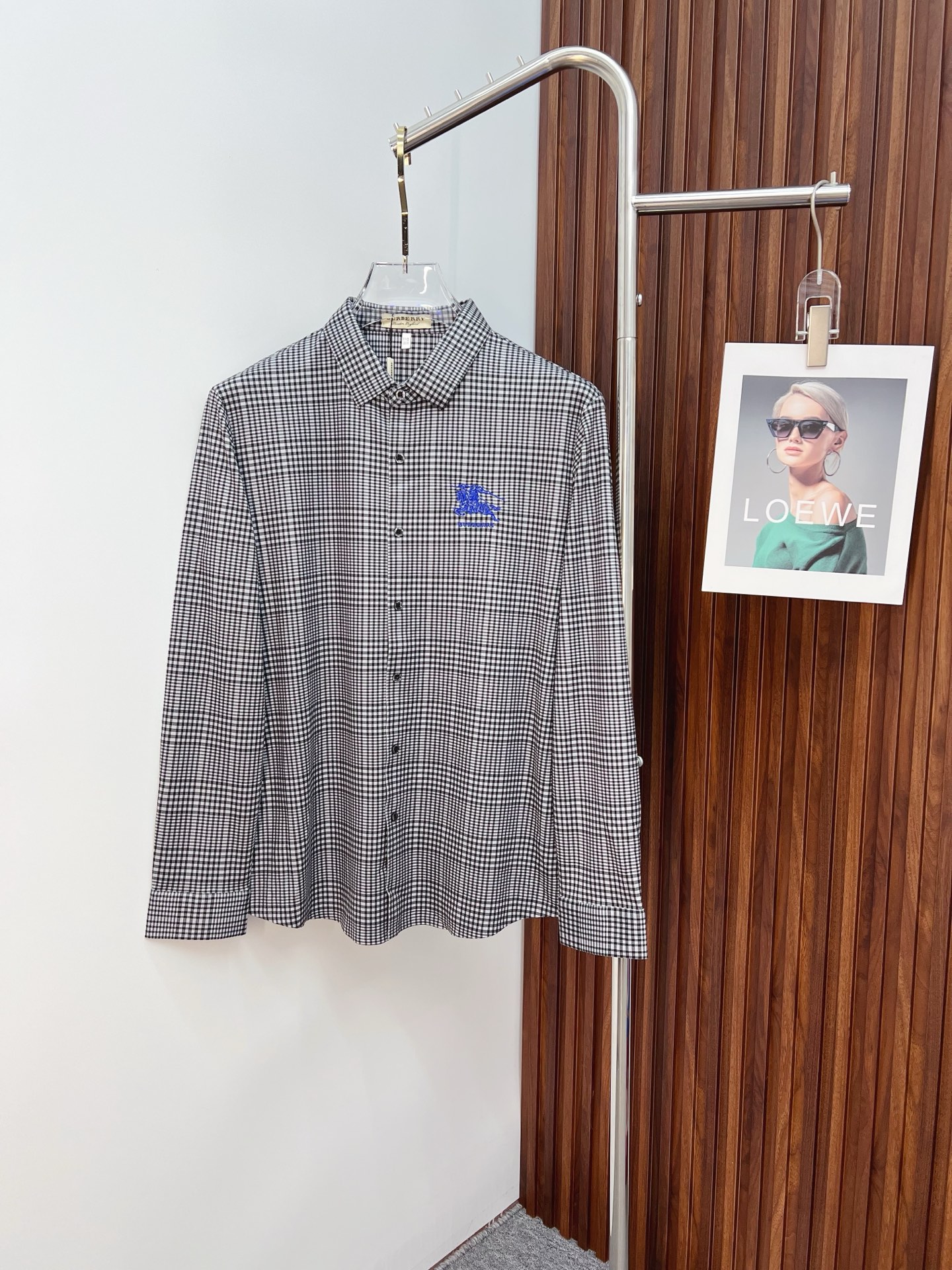 NO:530844,'Burberry' original single ruthless product, hot products are coming. 2025ss official website new long-sleeved shirt shirt, exquisite embroidered logo, high-end version, customized counter fabric, high breathability and comfort, finely crafted, impeccable details, brand element design concept, reflect high quality. The feel is delicate and soft!  It is casually cut, with a great upper body style!  Code number M-3XL, burberry, burberry, shirts, alexander wang19860909《Burberry 巴宝莉》 原单狠货 爆款来袭 2025ss官网新款长袖 衬衫 衬衣,精美刺绣Logo 高端版本,专柜定制面料 透气舒适度高,精工制作,细节处理完美无可挑剔,品牌元素设计理念,体现高品质.手感细腻柔软！呈现休闲裁剪,上身版型超赞！码数M-3XL,,burberry,burberry,shirts,alexander wang,Men's clothing