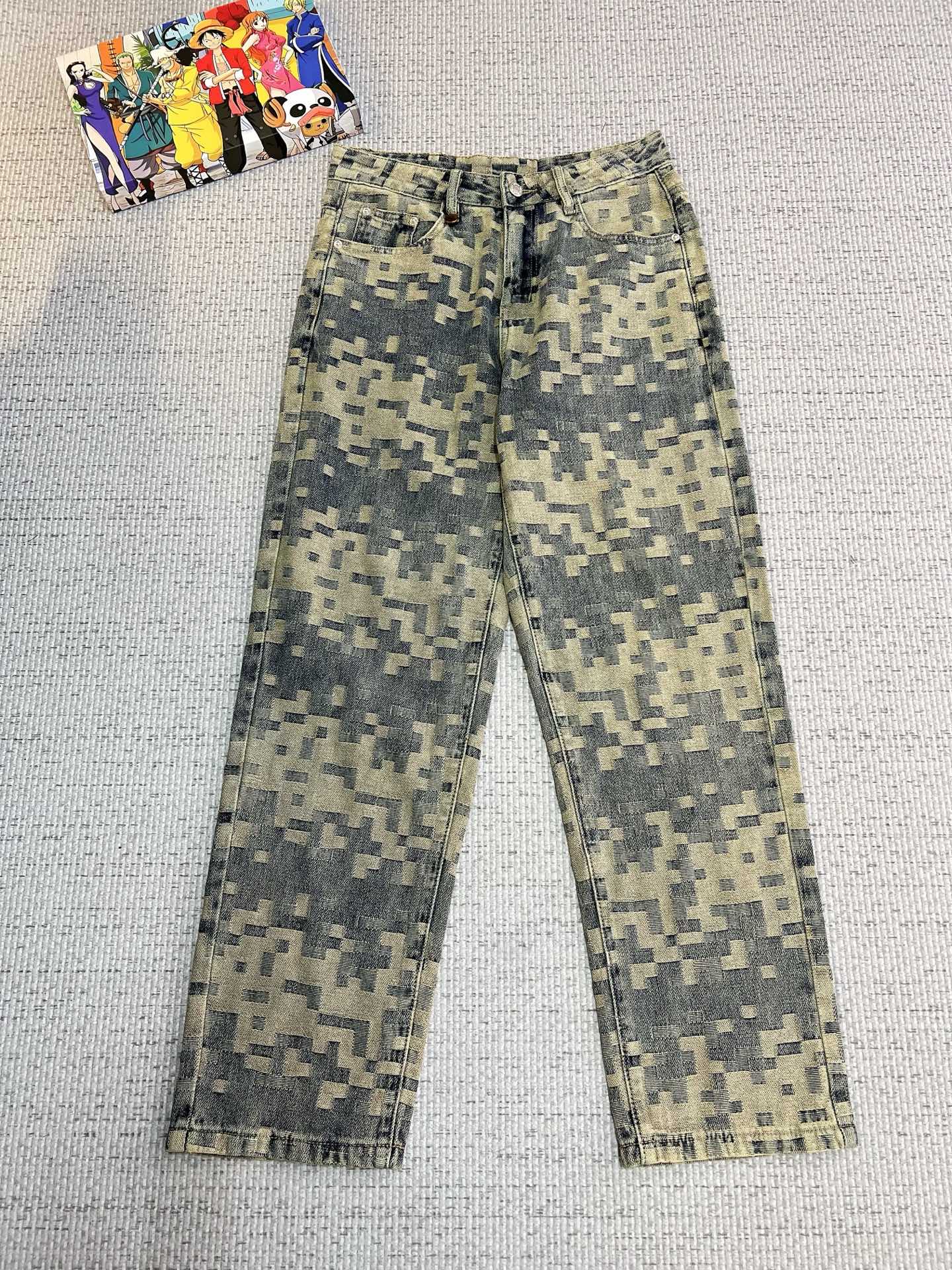 NO:594907,LV new summer fashion brand loose original men's all-match jeans luxury brand original LOGO matching!  Each season's ace-level hits are as if they belong to classic textbooks!  A pair of pants with a strong aesthetic tone, dominated by fabrics and quality, continuing the essence of normalized design. The label elements are perfectly embedded, which is a distinctive feature of identity and is quite recognizable!  The imported top-quality washed denim fabrics are supplied to customers. The fabrics are of first-class texture, slightly stretchy, and have excellent scratchiness and muscle feel. They are neatly cut and the upper body effect is excellent!  A must-have artifact for trendy men!  Counter sizes 29-38, no 35, louis vuitton, jeans, alexander wang19860909LV 夏季新品潮牌宽松原单男士百搭牛仔裤奢华品牌原版LOGO搭配！每一季的王牌级爆款担当,俨然属于经典招牌教科书般存在！极具美学基调的一款裤子,以面料和品质为主导,延续了常态化的设计精髓,标签化元素完美嵌入,属于身份的特色彰显,辨识度颇为鲜明！客供进口顶级洗水牛仔面料,面料质地一流,略带弹力,挺刮度与筋骨感极好,干练利落的裁剪,上身效果极好！潮男必备神器！专柜尺码29-38,无35,,louis vuitton,jeans,alexander wang,Men's clothing