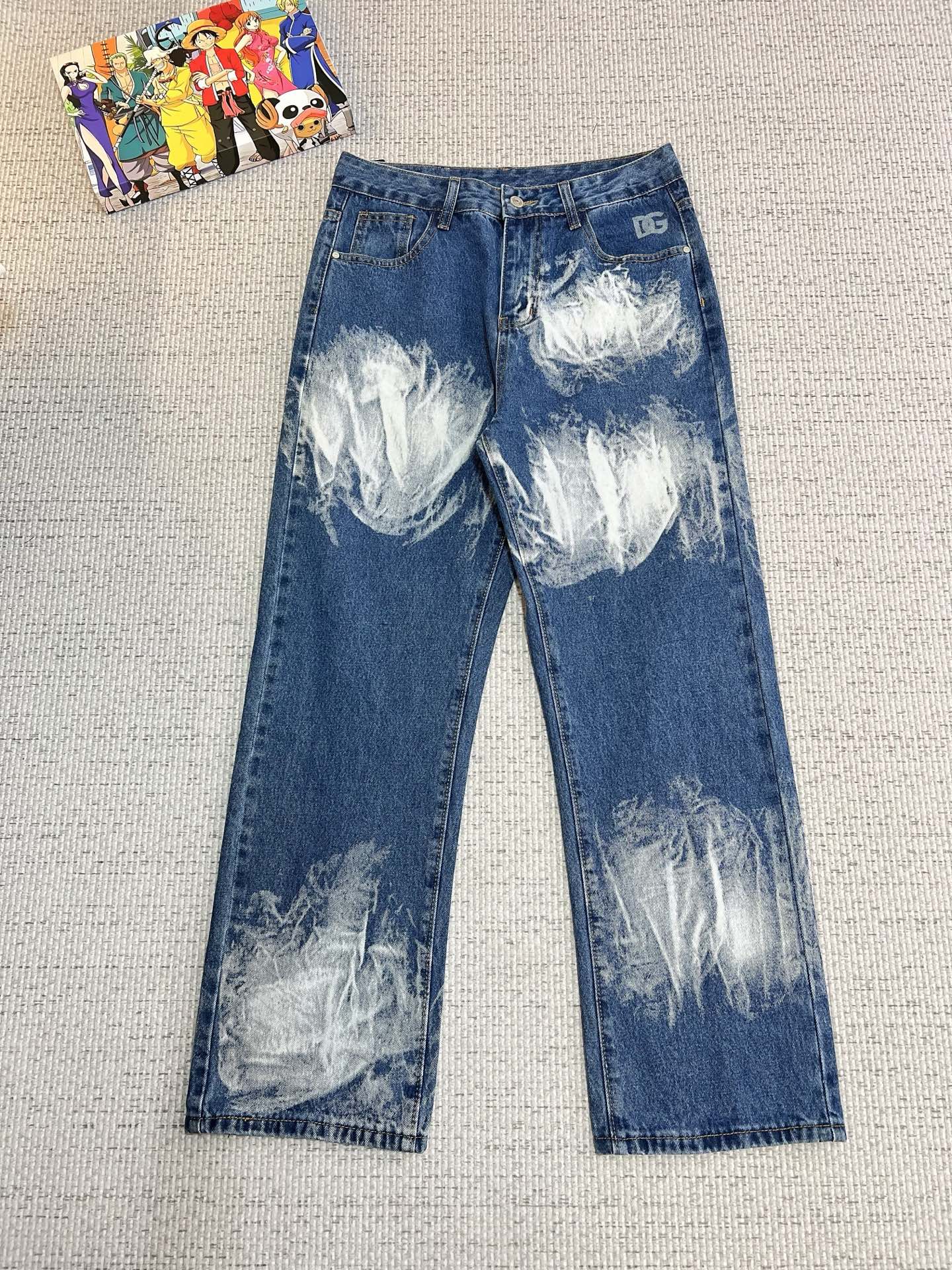 NO:594910,DG summer new trendy brand loose original men's all-match jeans luxury brand original LOGO matching!  Each season's ace-level hits are as if they belong to classic textbooks!  A pair of pants with a strong aesthetic tone, dominated by fabrics and quality, continuing the essence of normalized design. The label elements are perfectly embedded, which is a distinctive feature of identity and is quite recognizable!  The imported top-quality washed denim fabrics are supplied to customers. The fabrics are of first-class texture, slightly stretchy, and have excellent scratchiness and muscle feel. They are neatly cut and the upper body effect is excellent!  A must-have artifact for trendy men!  Counter sizes 29-38, no 35, jeans, alexander wang19860909DG 夏季新品潮牌宽松原单男士百搭牛仔裤奢华品牌原版LOGO搭配！每一季的王牌级爆款担当,俨然属于经典招牌教科书般存在！极具美学基调的一款裤子,以面料和品质为主导,延续了常态化的设计精髓,标签化元素完美嵌入,属于身份的特色彰显,辨识度颇为鲜明！客供进口顶级洗水牛仔面料,面料质地一流,略带弹力,挺刮度与筋骨感极好,干练利落的裁剪,上身效果极好！潮男必备神器！专柜尺码29-38,无35,,jeans,alexander wang,Men's clothing