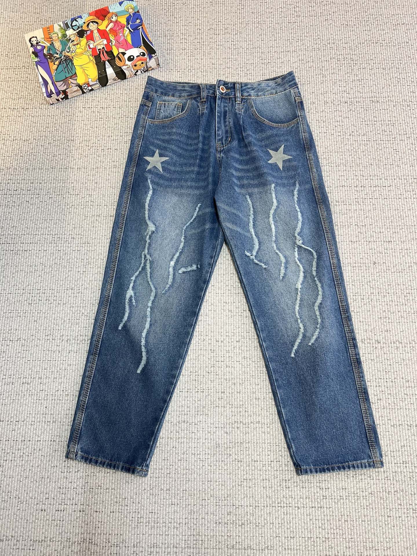 NO:594913,Givenchy's new summer fashion brand loose original men's all-match jeans luxury brand original LOGO matching!  Each season's ace-level hits are as if they belong to classic textbooks!  A pair of pants with a strong aesthetic tone, dominated by fabrics and quality, continuing the essence of normalized design. The label elements are perfectly embedded, which is a distinctive feature of identity and is quite recognizable!  The imported top-quality washed denim fabrics are supplied to customers. The fabrics are of first-class texture, slightly stretchy, and have excellent scratchiness and muscle feel. They are neatly cut and the upper body effect is excellent!  A must-have artifact for trendy men!  Counter sizes 29-38, no 35, givenchy, jeans, alexander wang19860909纪梵希 夏季新品潮牌宽松原单男士百搭牛仔裤奢华品牌原版LOGO搭配！每一季的王牌级爆款担当,俨然属于经典招牌教科书般存在！极具美学基调的一款裤子,以面料和品质为主导,延续了常态化的设计精髓,标签化元素完美嵌入,属于身份的特色彰显,辨识度颇为鲜明！客供进口顶级洗水牛仔面料,面料质地一流,略带弹力,挺刮度与筋骨感极好,干练利落的裁剪,上身效果极好！潮男必备神器！专柜尺码29-38,无35,,givenchy,jeans,alexander wang,Men's clothing