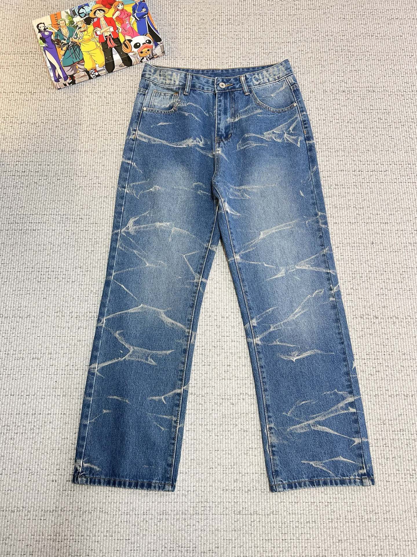 NO:594888,Balenciaga summer new fashion brand loose original men's versatile jeans luxury brand original LOGO matching!  Each season's ace-level hits are as if they belong to classic textbooks!  A pair of pants with a strong aesthetic tone, dominated by fabrics and quality, continuing the essence of normalized design. The label elements are perfectly embedded, which is a distinctive feature of identity and is quite recognizable!  The imported top-quality washed denim fabrics are supplied to customers. The fabrics are of first-class texture, slightly stretchy, and have excellent scratchiness and muscle feel. They are neatly cut and the upper body effect is excellent!  A must-have artifact for trendy men!  Counter sizes 29-38, no 35, balenciaga, jeans, alexander wang19860909巴黎世家 夏季新品潮牌宽松原单男士百搭牛仔裤奢华品牌原版LOGO搭配！每一季的王牌级爆款担当,俨然属于经典招牌教科书般存在！极具美学基调的一款裤子,以面料和品质为主导,延续了常态化的设计精髓,标签化元素完美嵌入,属于身份的特色彰显,辨识度颇为鲜明！客供进口顶级洗水牛仔面料,面料质地一流,略带弹力,挺刮度与筋骨感极好,干练利落的裁剪,上身效果极好！潮男必备神器！专柜尺码29-38,无35,,balenciaga,jeans,alexander wang,Men's clothing