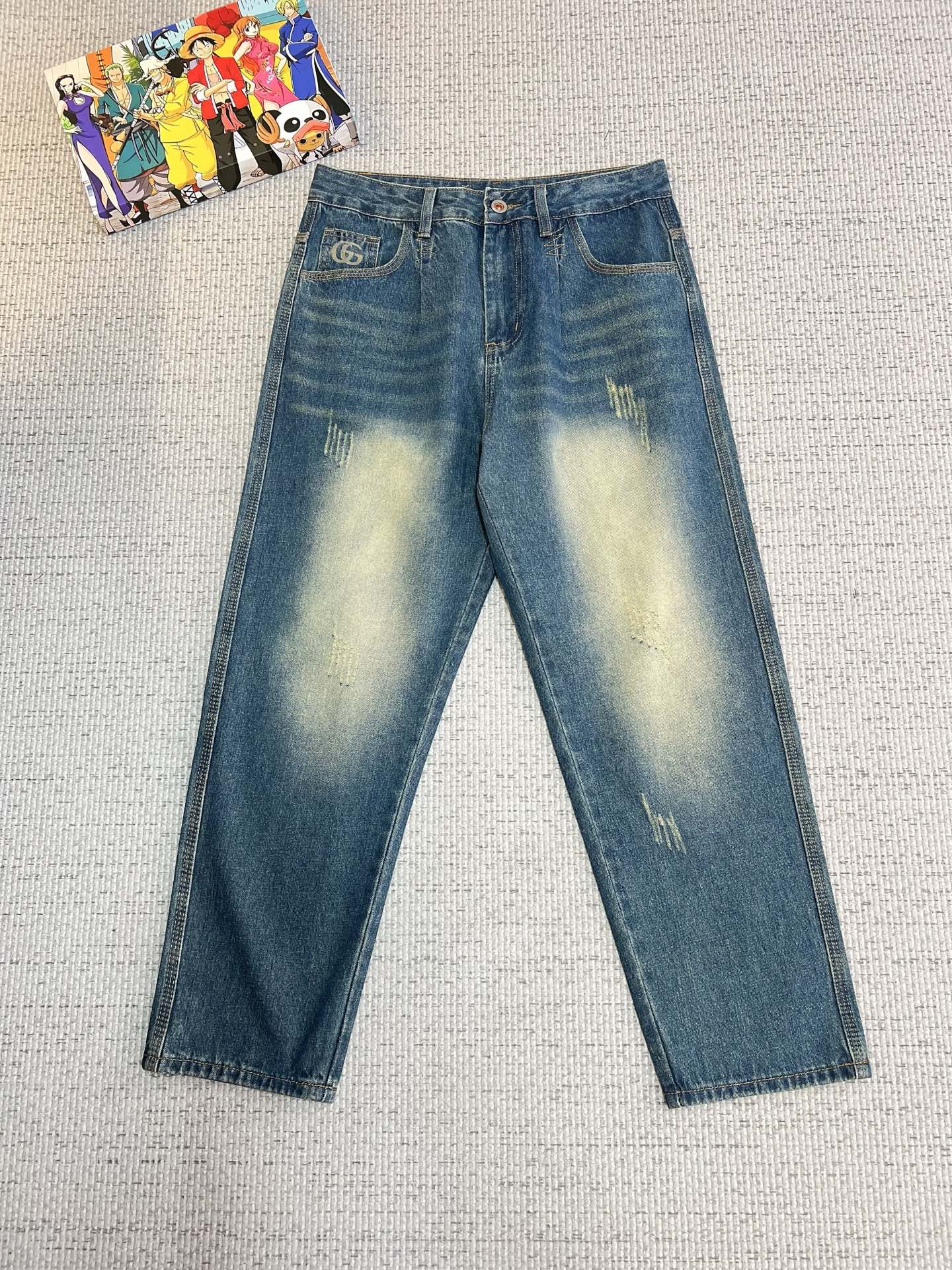 NO:594891,GUCCI Gucci new summer fashion brand loose original men's all-match jeans luxury brand original LOGO matching!  Each season's ace-level hits are as if they belong to classic textbooks!  A pair of pants with a strong aesthetic tone, dominated by fabrics and quality, continuing the essence of normalized design. The label elements are perfectly embedded, which is a distinctive feature of identity and is quite recognizable!  The imported top-quality washed denim fabrics are supplied to customers. The fabrics are of first-class texture, slightly stretchy, and have excellent scratchiness and muscle feel. They are neatly cut and the upper body effect is excellent!  A must-have artifact for trendy men!  Counter sizes 29-38, no 35, gucci, jeans, alexander wang19860909GUCCI 古奇 夏季新品潮牌宽松原单男士百搭牛仔裤奢华品牌原版LOGO搭配！每一季的王牌级爆款担当,俨然属于经典招牌教科书般存在！极具美学基调的一款裤子,以面料和品质为主导,延续了常态化的设计精髓,标签化元素完美嵌入,属于身份的特色彰显,辨识度颇为鲜明！客供进口顶级洗水牛仔面料,面料质地一流,略带弹力,挺刮度与筋骨感极好,干练利落的裁剪,上身效果极好！潮男必备神器！专柜尺码29-38,无35,,gucci,jeans,alexander wang,Men's clothing