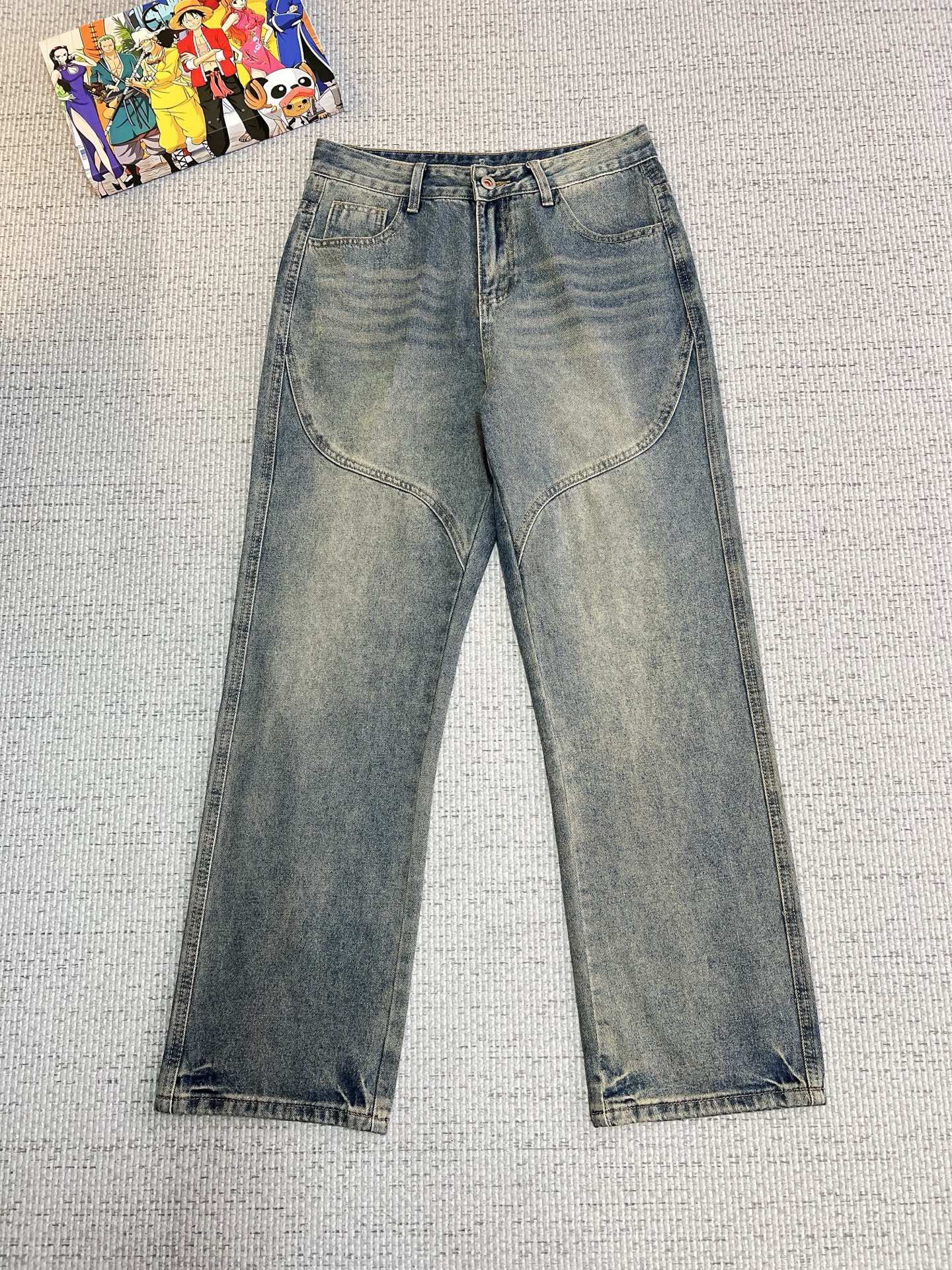 NO:594894,PRADA Prada's new summer fashion brand loose original men's all-match jeans luxury brand original LOGO matching!  Each season's ace-level hits are as if they belong to classic textbooks!  A pair of pants with a strong aesthetic tone, dominated by fabrics and quality, continuing the essence of normalized design. The label elements are perfectly embedded, which is a distinctive feature of identity and is quite recognizable!  The imported top-quality washed denim fabrics are supplied to customers. The fabrics are of first-class texture, slightly stretchy, and have excellent scratchiness and muscle feel. They are neatly cut and the upper body effect is excellent!  A must-have artifact for trendy men!  Counter sizes 29-38, no 35, prada, prada, jeans, alexander wang19860909PRADA 普拉达 夏季新品潮牌宽松原单男士百搭牛仔裤奢华品牌原版LOGO搭配！每一季的王牌级爆款担当,俨然属于经典招牌教科书般存在！极具美学基调的一款裤子,以面料和品质为主导,延续了常态化的设计精髓,标签化元素完美嵌入,属于身份的特色彰显,辨识度颇为鲜明！客供进口顶级洗水牛仔面料,面料质地一流,略带弹力,挺刮度与筋骨感极好,干练利落的裁剪,上身效果极好！潮男必备神器！专柜尺码29-38,无35,,prada,prada,jeans,alexander wang,Men's clothing