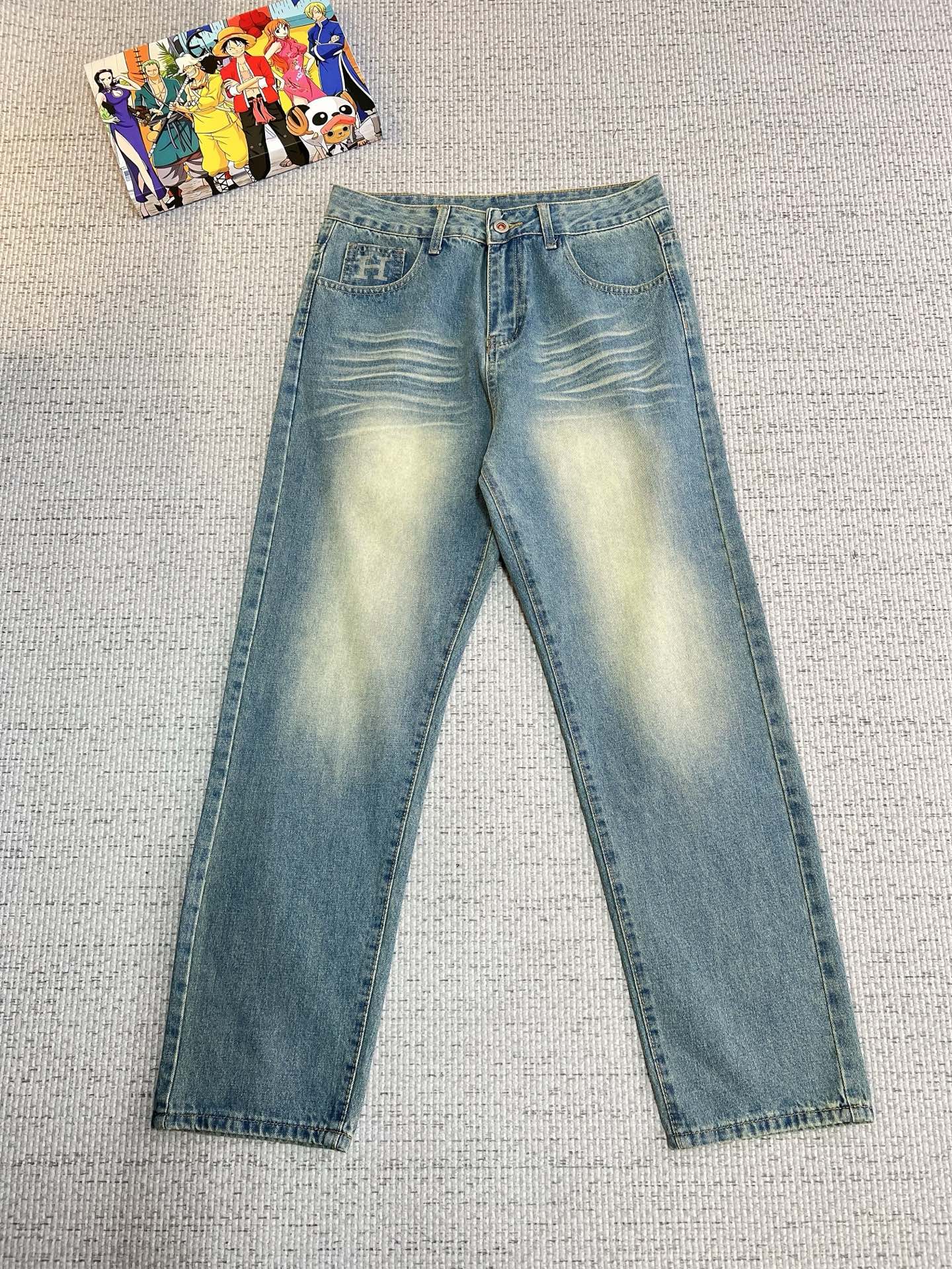 NO:594897,Hermès summer new trendy brand loose original men's all-match jeans luxury brand original LOGO matching!  Each season's ace-level hits are as if they belong to classic textbooks!  A pair of pants with a strong aesthetic tone, dominated by fabrics and quality, continuing the essence of normalized design. The label elements are perfectly embedded, which is a distinctive feature of identity and is quite recognizable!  The imported top-quality washed denim fabrics are supplied to customers. The fabrics are of first-class texture, slightly stretchy, and have excellent scratchiness and muscle feel. They are neatly cut and the upper body effect is excellent!  A must-have artifact for trendy men!  Counter sizes 29-38, no 35, hermes, jeans, alexander wang19860909爱马仕 夏季新品潮牌宽松原单男士百搭牛仔裤奢华品牌原版LOGO搭配！每一季的王牌级爆款担当,俨然属于经典招牌教科书般存在！极具美学基调的一款裤子,以面料和品质为主导,延续了常态化的设计精髓,标签化元素完美嵌入,属于身份的特色彰显,辨识度颇为鲜明！客供进口顶级洗水牛仔面料,面料质地一流,略带弹力,挺刮度与筋骨感极好,干练利落的裁剪,上身效果极好！潮男必备神器！专柜尺码29-38,无35,,hermes,jeans,alexander wang,Men's clothing