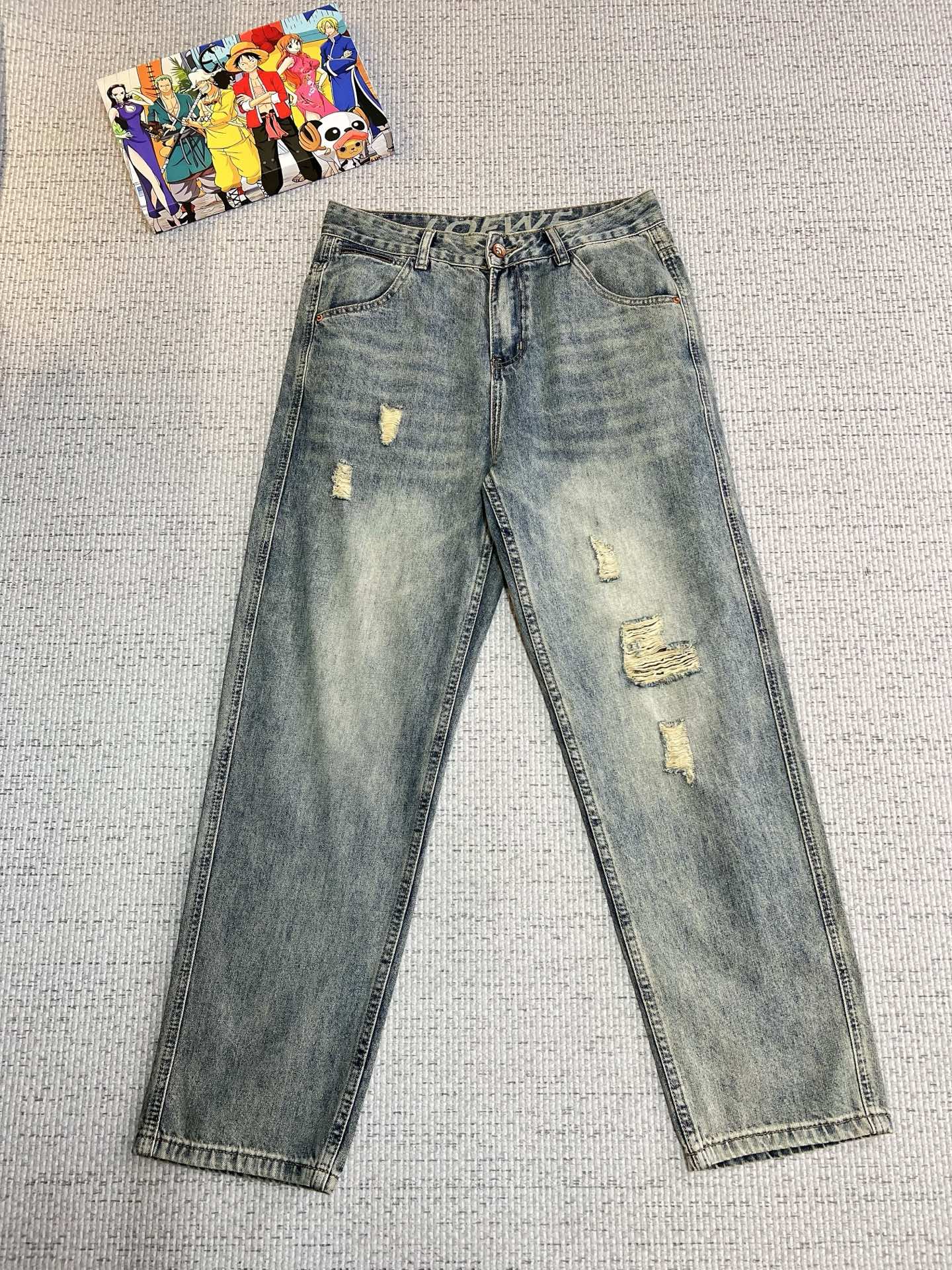 NO:594903,Luo Yiwei's new summer fashion brand loose original men's versatile jeans luxury brand original LOGO matching!  Each season's ace-level hits are as if they belong to classic textbooks!  A pair of pants with a strong aesthetic tone, dominated by fabrics and quality, continuing the essence of normalized design. The label elements are perfectly embedded, which is a distinctive feature of identity and is quite recognizable!  The imported top-quality washed denim fabrics are supplied to customers. The fabrics are of first-class texture, slightly stretchy, and have excellent scratchiness and muscle feel. They are neatly cut and the upper body effect is excellent!  A must-have artifact for trendy men!  Counter sizes 29-38, no 35, loewe, jeans, alexander wang19860909罗意威 夏季新品潮牌宽松原单男士百搭牛仔裤奢华品牌原版LOGO搭配！每一季的王牌级爆款担当,俨然属于经典招牌教科书般存在！极具美学基调的一款裤子,以面料和品质为主导,延续了常态化的设计精髓,标签化元素完美嵌入,属于身份的特色彰显,辨识度颇为鲜明！客供进口顶级洗水牛仔面料,面料质地一流,略带弹力,挺刮度与筋骨感极好,干练利落的裁剪,上身效果极好！潮男必备神器！专柜尺码29-38,无35,,loewe,jeans,alexander wang,Men's clothing