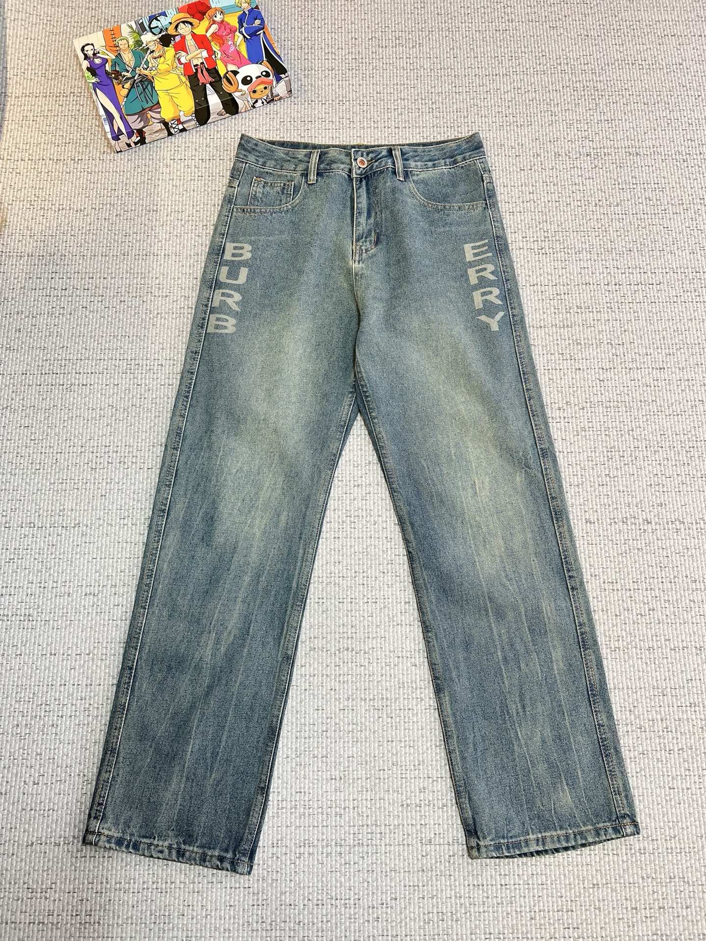 NO:594890,Burberry Summer new trendy brand loose original men's all-match jeans luxury brand original LOGO matching!  Each season's ace-level hits are as if they belong to classic textbooks!  A pair of pants with a strong aesthetic tone, dominated by fabrics and quality, continuing the essence of normalized design. The label elements are perfectly embedded, which is a distinctive feature of identity and is quite recognizable!  The imported top-quality washed denim fabrics are supplied to customers. The fabrics are of first-class texture, slightly stretchy, and have excellent scratchiness and muscle feel. They are neatly cut and the upper body effect is excellent!  A must-have artifact for trendy men!  Counter sizes 29-38, no 35,,burberry,burberry,jeans,alexander wang19860909Burberry 巴宝莉 夏季新品潮牌宽松原单男士百搭牛仔裤奢华品牌原版LOGO搭配！每一季的王牌级爆款担当,俨然属于经典招牌教科书般存在！极具美学基调的一款裤子,以面料和品质为主导,延续了常态化的设计精髓,标签化元素完美嵌入,属于身份的特色彰显,辨识度颇为鲜明！客供进口顶级洗水牛仔面料,面料质地一流,略带弹力,挺刮度与筋骨感极好,干练利落的裁剪,上身效果极好！潮男必备神器！专柜尺码29-38,无35,,burberry,burberry,jeans,alexander wang,Men's clothing