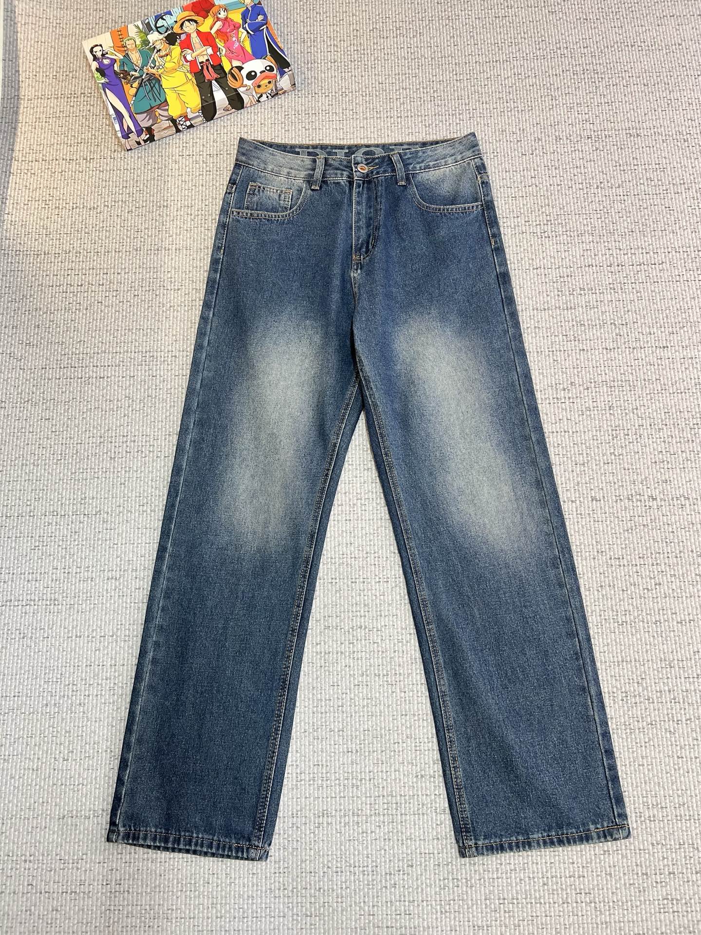 NO:594893,Dior Dior summer new trendy brand loose original men's versatile jeans luxury brand original LOGO matching!  Each season's ace-level hits are as if they belong to classic textbooks!  A pair of pants with a strong aesthetic tone, dominated by fabrics and quality, continuing the essence of normalized design. The label elements are perfectly embedded, which is a distinctive feature of identity and is quite recognizable!  The imported top-quality washed denim fabrics are supplied to customers. The fabrics are of first-class texture, slightly stretchy, and have excellent scratchiness and muscle feel. They are neatly cut and the upper body effect is excellent!  A must-have artifact for trendy men!  Counter sizes 29-38, no 35, dior, dior, jeans, alexander wang19860909Dior 迪奥 夏季新品潮牌宽松原单男士百搭牛仔裤奢华品牌原版LOGO搭配！每一季的王牌级爆款担当,俨然属于经典招牌教科书般存在！极具美学基调的一款裤子,以面料和品质为主导,延续了常态化的设计精髓,标签化元素完美嵌入,属于身份的特色彰显,辨识度颇为鲜明！客供进口顶级洗水牛仔面料,面料质地一流,略带弹力,挺刮度与筋骨感极好,干练利落的裁剪,上身效果极好！潮男必备神器！专柜尺码29-38,无35,,dior,dior,jeans,alexander wang,Men's clothing