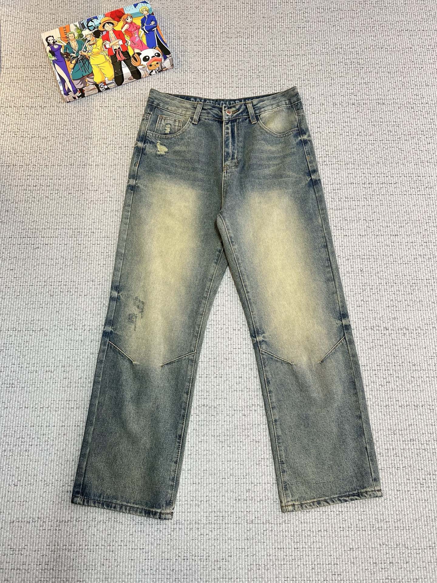 NO:594896,DG summer new trendy brand loose original men's all-match jeans luxury brand original LOGO matching!  Each season's ace-level hits are as if they belong to classic textbooks!  A pair of pants with a strong aesthetic tone, dominated by fabrics and quality, continuing the essence of normalized design. The label elements are perfectly embedded, which is a distinctive feature of identity and is quite recognizable!  The imported top-quality washed denim fabrics are supplied to customers. The fabrics are of first-class texture, slightly stretchy, and have excellent scratchiness and muscle feel. They are neatly cut and the upper body effect is excellent!  A must-have artifact for trendy men!  Counter sizes 29-38, no 35, jeans, alexander wang19860909DG 夏季新品潮牌宽松原单男士百搭牛仔裤奢华品牌原版LOGO搭配！每一季的王牌级爆款担当,俨然属于经典招牌教科书般存在！极具美学基调的一款裤子,以面料和品质为主导,延续了常态化的设计精髓,标签化元素完美嵌入,属于身份的特色彰显,辨识度颇为鲜明！客供进口顶级洗水牛仔面料,面料质地一流,略带弹力,挺刮度与筋骨感极好,干练利落的裁剪,上身效果极好！潮男必备神器！专柜尺码29-38,无35,,jeans,alexander wang,Men's clothing