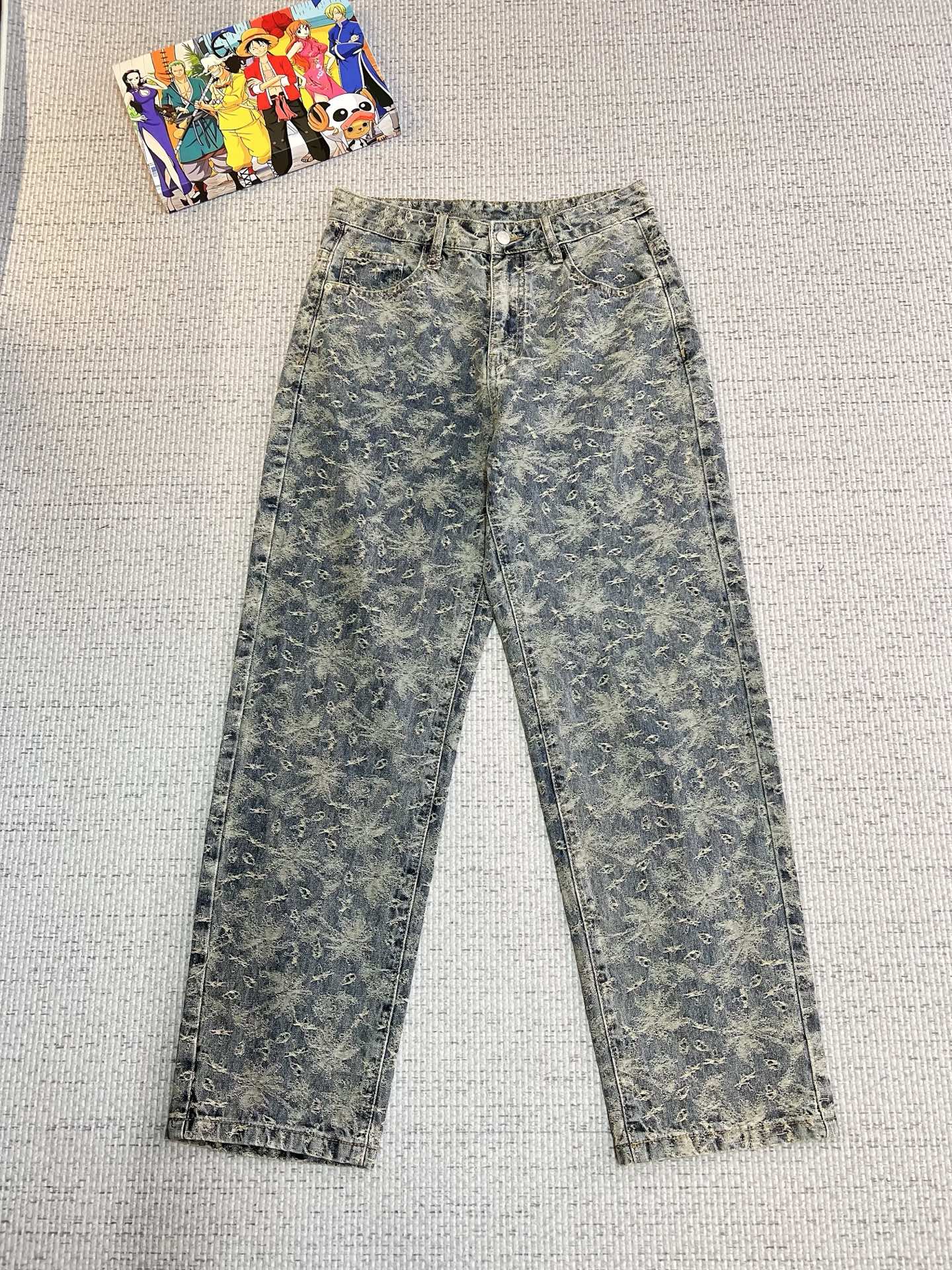 NO:594899,Dior Dior summer new trendy brand loose original men's versatile jeans luxury brand original LOGO matching!  Each season's ace-level hits are as if they belong to classic textbooks!  A pair of pants with a strong aesthetic tone, dominated by fabrics and quality, continuing the essence of normalized design. The label elements are perfectly embedded, which is a distinctive feature of identity and is quite recognizable!  The imported top-quality washed denim fabrics are supplied to customers. The fabrics are of first-class texture, slightly stretchy, and have excellent scratchiness and muscle feel. They are neatly cut and the upper body effect is excellent!  A must-have artifact for trendy men!  Counter sizes 29-38, no 35, dior, dior, jeans, alexander wang19860909Dior 迪奥 夏季新品潮牌宽松原单男士百搭牛仔裤奢华品牌原版LOGO搭配！每一季的王牌级爆款担当,俨然属于经典招牌教科书般存在！极具美学基调的一款裤子,以面料和品质为主导,延续了常态化的设计精髓,标签化元素完美嵌入,属于身份的特色彰显,辨识度颇为鲜明！客供进口顶级洗水牛仔面料,面料质地一流,略带弹力,挺刮度与筋骨感极好,干练利落的裁剪,上身效果极好！潮男必备神器！专柜尺码29-38,无35,,dior,dior,jeans,alexander wang,Men's clothing