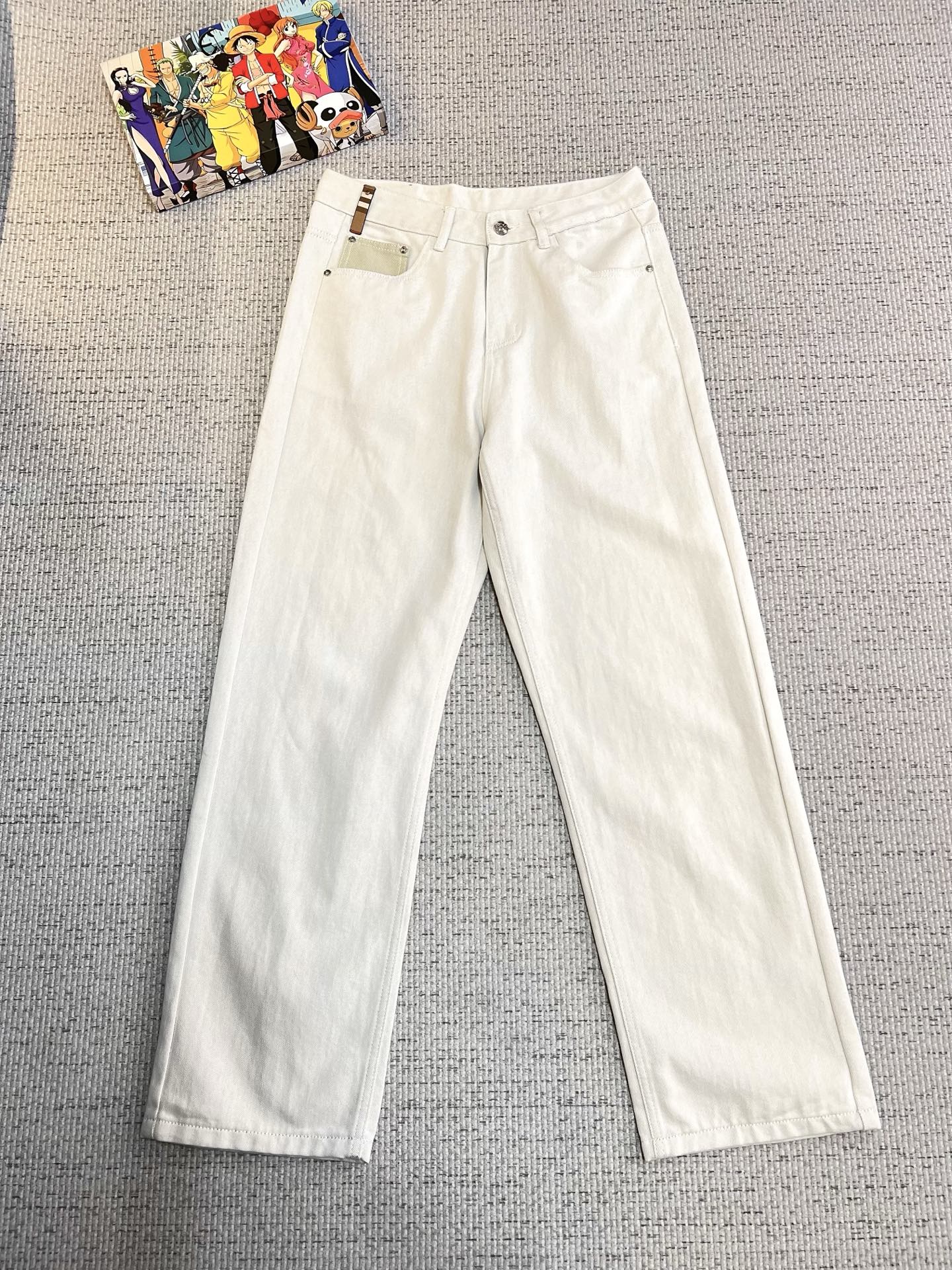 NO:594901,Burberry Summer new trendy brand loose original men's all-match jeans luxury brand original LOGO matching!  Each season's ace-level hits are as if they belong to classic textbooks!  A pair of pants with a strong aesthetic tone, dominated by fabrics and quality, continuing the essence of normalized design. The label elements are perfectly embedded, which is a distinctive feature of identity and is quite recognizable!  The imported top-quality washed denim fabrics are supplied to customers. The fabrics are of first-class texture, slightly stretchy, and have excellent scratchiness and muscle feel. They are neatly cut and the upper body effect is excellent!  A must-have artifact for trendy men!  Counter sizes 29-38, no 35,,burberry,burberry,jeans,alexander wang19860909Burberry 巴宝莉 夏季新品潮牌宽松原单男士百搭牛仔裤奢华品牌原版LOGO搭配！每一季的王牌级爆款担当,俨然属于经典招牌教科书般存在！极具美学基调的一款裤子,以面料和品质为主导,延续了常态化的设计精髓,标签化元素完美嵌入,属于身份的特色彰显,辨识度颇为鲜明！客供进口顶级洗水牛仔面料,面料质地一流,略带弹力,挺刮度与筋骨感极好,干练利落的裁剪,上身效果极好！潮男必备神器！专柜尺码29-38,无35,,burberry,burberry,jeans,alexander wang,Men's clothing