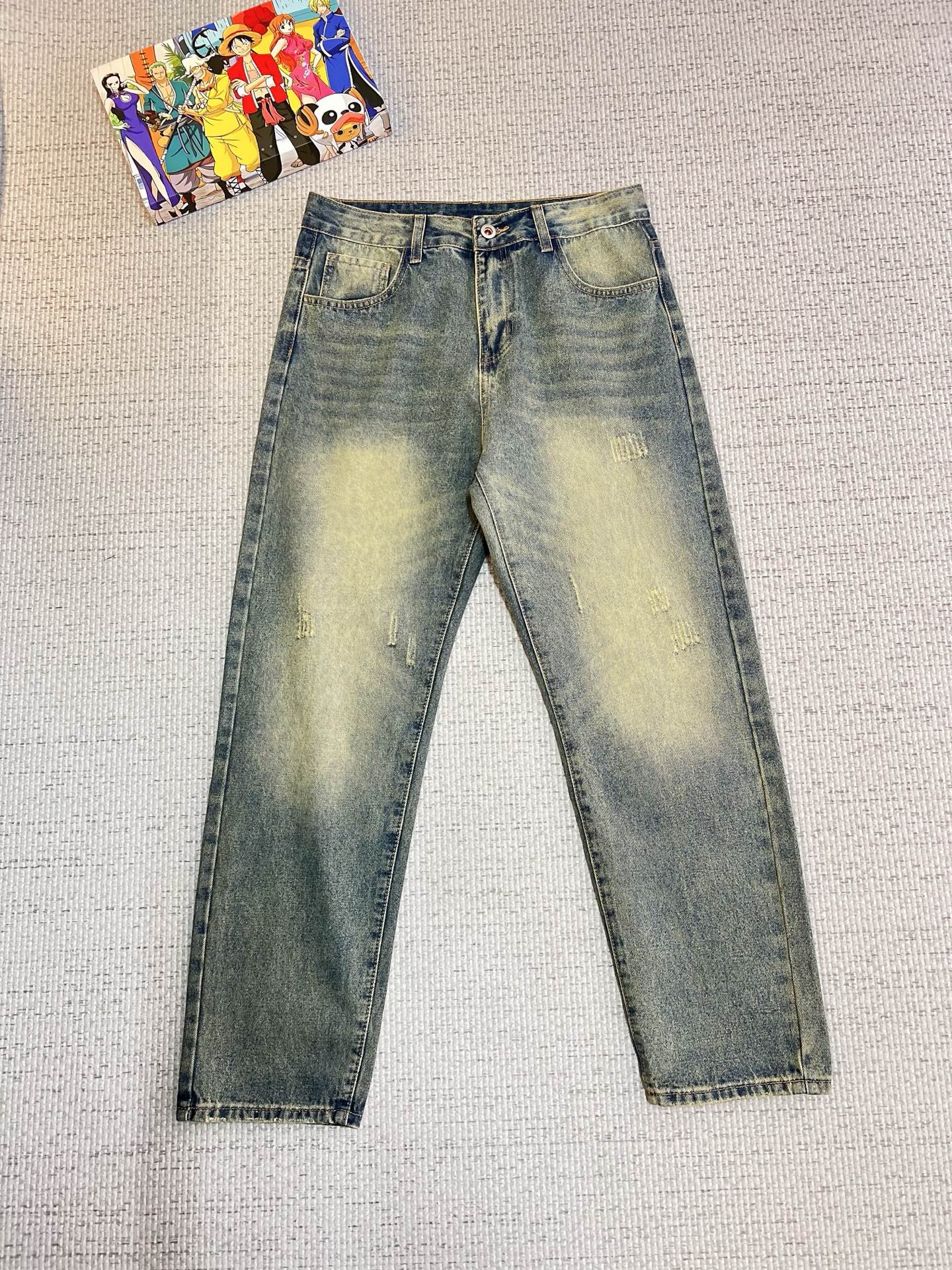 NO:594904,FENDI Fendi summer new trendy brand loose original men's all-match jeans luxury brand original LOGO matching!  Each season's ace-level hits are as if they belong to classic textbooks!  A pair of pants with a strong aesthetic tone, dominated by fabrics and quality, continuing the essence of normalized design. The label elements are perfectly embedded, which is a distinctive feature of identity and is quite recognizable!  The imported top-quality washed denim fabrics are supplied to customers. The fabrics are of first-class texture, slightly stretchy, and have excellent scratchiness and muscle feel. They are neatly cut and the upper body effect is excellent!  A must-have artifact for trendy men!  Counter sizes 29-38, no 35, fendi, fendi, jeans, alexander wang19860909FENDI 芬迪 夏季新品潮牌宽松原单男士百搭牛仔裤奢华品牌原版LOGO搭配！每一季的王牌级爆款担当,俨然属于经典招牌教科书般存在！极具美学基调的一款裤子,以面料和品质为主导,延续了常态化的设计精髓,标签化元素完美嵌入,属于身份的特色彰显,辨识度颇为鲜明！客供进口顶级洗水牛仔面料,面料质地一流,略带弹力,挺刮度与筋骨感极好,干练利落的裁剪,上身效果极好！潮男必备神器！专柜尺码29-38,无35,,fendi,fendi,jeans,alexander wang,Men's clothing