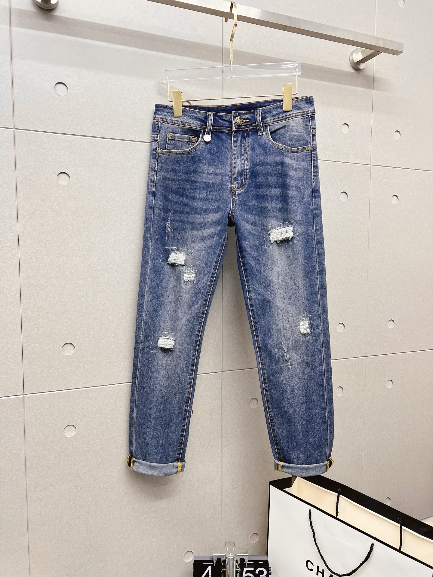 NO:571885,Burberry men's denim jeans, official album and poster outfit style!  High-grade imported denim raw color fabrics are supplied to customers, and the pure 13oz denim fabrics from Okayama, Japan are specially selected. Heavy-duty environmentally friendly plant enzyme washing process is used. The texture has a light retro color, which is quite beautiful and is very suitable for autumn and winter color matching. The fabric is soft and delicate after washing, but has strong bones and a slight stretch, providing an excellent comfortable experience. There is no damage from any technological elements throughout the body, retaining the purest tannin color!  The details throughout the body are perfect, exquisite and sophisticated. The latest leather label on the waist highlights the brand's characteristics. The hardware accessories, leather label and wiring all reflect the craftsmanship!  The silhouette is perfectly tailored and has excellent butt lift and slimming effect. It can be easily matched with any top in the wardrobe. It has wide compatibility and is suitable for various daily wear. The upper body is full of style. It is a must-have trousers for those who are obsessed with quality control and 1V!  Size 29-38 (not 35.37),,burberry,burberry,jeans,alexander wang19860909Burberry 巴宝莉 男士丹宁牛仔裤,官宣画册海报穿搭款！ 客供高级进口的丹宁原色面料,特选日本冈山纯正13oz 盎司牛仔布料,重磅环保植物酵素水洗工艺,肌理有着淡淡的复古色彩,相当漂亮,极符合秋冬的配色,面料经过水洗后柔软细腻,但筋骨感极强,且略带弹力,提供了绝佳的舒适体验,通身无任何工艺元素破坏,保留了最纯粹的丹宁本色！通身细节完美如斯,精湛且考究,最新的腰部皮标彰显了品牌特质,五金配件、皮标、走线无不体现出匠心工艺！版型剪裁完美,提臀修身效果绝佳,可轻松横扫衣橱任何的上装搭配,兼容性广泛,满足于日常各种穿搭,上身型款十足,于品质控及1V迷控者必入型裤装！ 尺码29—38（没35.37）,,burberry,burberry,jeans,alexander wang,Men's clothing