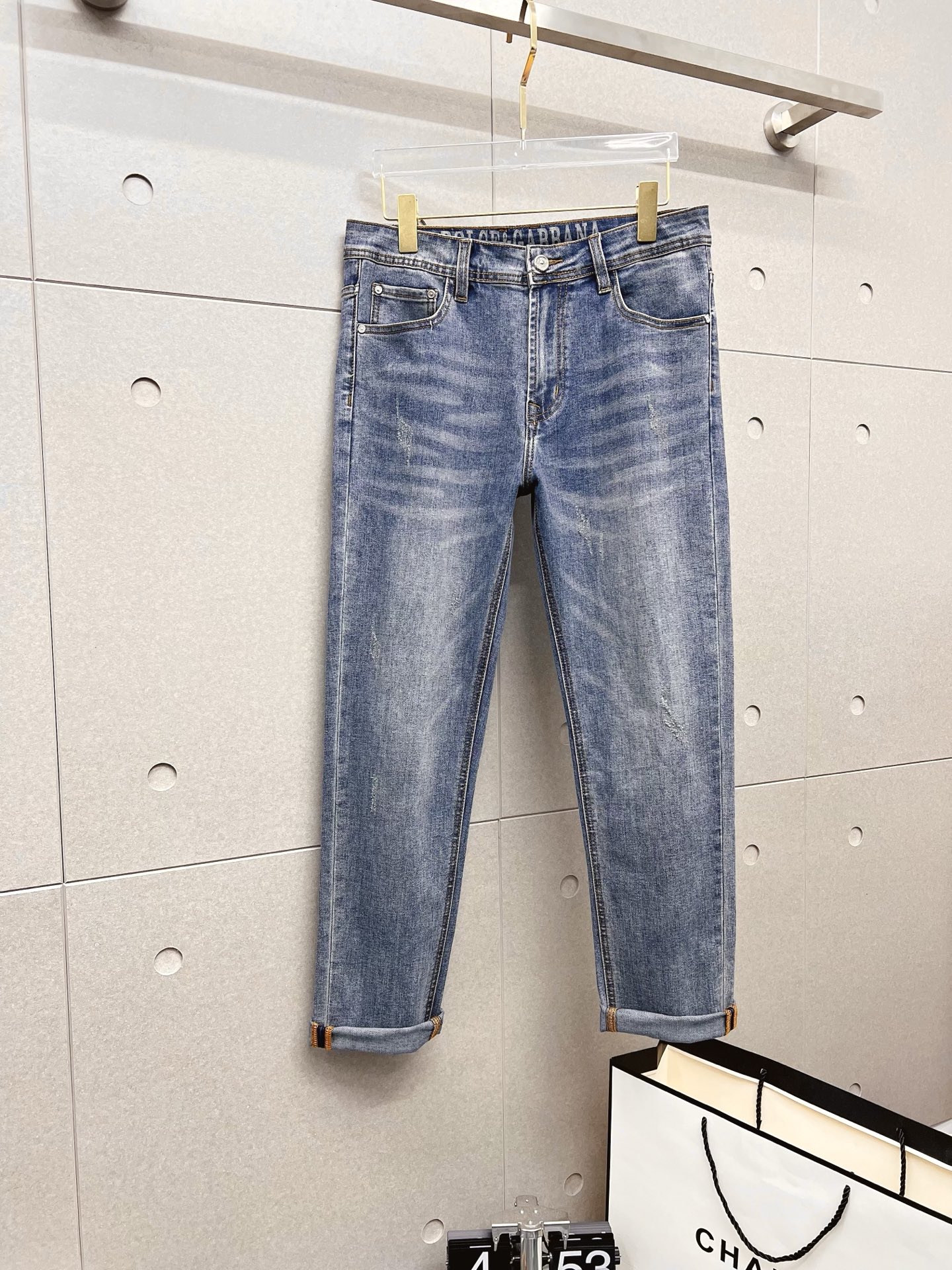 NO:571891,DG men's denim jeans, official album and poster outfit style!  High-grade imported denim raw color fabrics are supplied to customers, and the pure 13oz denim fabrics from Okayama, Japan are specially selected. Heavy-duty environmentally friendly plant enzyme washing process is used. The texture has a light retro color, which is quite beautiful and is very suitable for autumn and winter color matching. The fabric is soft and delicate after washing, but has strong bones and a slight stretch, providing an excellent comfortable experience. There is no damage from any technological elements throughout the body, retaining the purest tannin color!  The details throughout the body are perfect, exquisite and sophisticated. The latest leather label on the waist highlights the brand's characteristics. The hardware accessories, leather label and wiring all reflect the craftsmanship!  The silhouette is perfectly tailored and has excellent butt lift and slimming effect. It can be easily matched with any top in the wardrobe. It has wide compatibility and is suitable for various daily wear. The upper body is full of style. It is a must-have trousers for those who are obsessed with quality control and 1V!  Size 29-38 (not 35.37),,jeans,alexander wang19860909DG 男士丹宁牛仔裤,官宣画册海报穿搭款！ 客供高级进口的丹宁原色面料,特选日本冈山纯正13oz 盎司牛仔布料,重磅环保植物酵素水洗工艺,肌理有着淡淡的复古色彩,相当漂亮,极符合秋冬的配色,面料经过水洗后柔软细腻,但筋骨感极强,且略带弹力,提供了绝佳的舒适体验,通身无任何工艺元素破坏,保留了最纯粹的丹宁本色！通身细节完美如斯,精湛且考究,最新的腰部皮标彰显了品牌特质,五金配件、皮标、走线无不体现出匠心工艺！版型剪裁完美,提臀修身效果绝佳,可轻松横扫衣橱任何的上装搭配,兼容性广泛,满足于日常各种穿搭,上身型款十足,于品质控及1V迷控者必入型裤装！ 尺码29—38（没35.37）,,jeans,alexander wang,Men's clothing