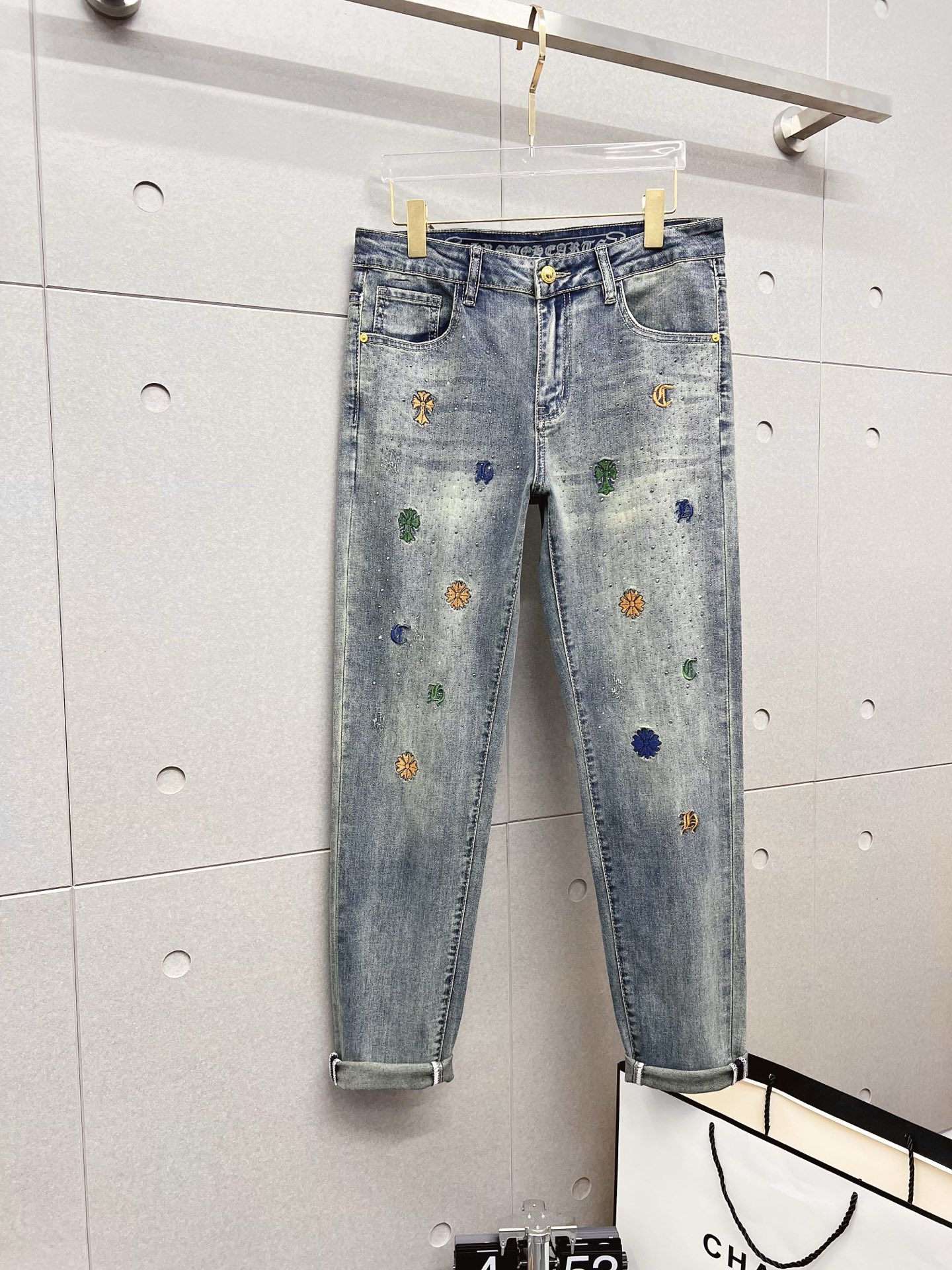 NO:571892,Croxin men's denim jeans, official album and poster wear style!  High-grade imported denim raw color fabrics are supplied to customers, and the pure 13oz denim fabrics from Okayama, Japan are specially selected. Heavy-duty environmentally friendly plant enzyme washing process is used. The texture has a light retro color, which is quite beautiful and is very suitable for autumn and winter color matching. The fabric is soft and delicate after washing, but has strong bones and a slight stretch, providing an excellent comfortable experience. There is no damage from any technological elements throughout the body, retaining the purest tannin color!  The details throughout the body are perfect, exquisite and sophisticated. The latest leather label on the waist highlights the brand's characteristics. The hardware accessories, leather label and wiring all reflect the craftsmanship!  The silhouette is perfectly tailored and has excellent butt lift and slimming effect. It can be easily matched with any top in the wardrobe. It has wide compatibility and is suitable for various daily wear. The upper body is full of style. It is a must-have trousers for those who are obsessed with quality control and 1V!  Size 29-38 (not 35.37),,chrome hearts,jeans,alexander wang19860909克罗心 男士丹宁牛仔裤,官宣画册海报穿搭款！ 客供高级进口的丹宁原色面料,特选日本冈山纯正13oz 盎司牛仔布料,重磅环保植物酵素水洗工艺,肌理有着淡淡的复古色彩,相当漂亮,极符合秋冬的配色,面料经过水洗后柔软细腻,但筋骨感极强,且略带弹力,提供了绝佳的舒适体验,通身无任何工艺元素破坏,保留了最纯粹的丹宁本色！通身细节完美如斯,精湛且考究,最新的腰部皮标彰显了品牌特质,五金配件、皮标、走线无不体现出匠心工艺！版型剪裁完美,提臀修身效果绝佳,可轻松横扫衣橱任何的上装搭配,兼容性广泛,满足于日常各种穿搭,上身型款十足,于品质控及1V迷控者必入型裤装！ 尺码29—38（没35.37）,,chrome hearts,jeans,alexander wang,Men's clothing