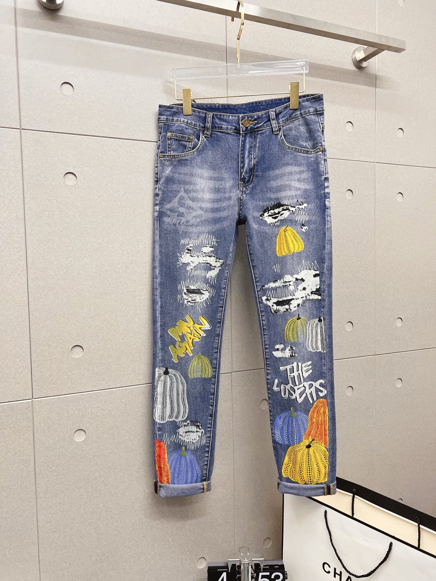 NO:571893,LV men's denim jeans, official album and poster outfit style!  High-grade imported denim raw color fabrics are supplied to customers, and the pure 13oz denim fabrics from Okayama, Japan are specially selected. Heavy-duty environmentally friendly plant enzyme washing process is used. The texture has a light retro color, which is quite beautiful and is very suitable for autumn and winter color matching. The fabric is soft and delicate after washing, but has strong bones and a slight stretch, providing an excellent comfortable experience. There is no damage from any technological elements throughout the body, retaining the purest tannin color!  The details throughout the body are perfect, exquisite and sophisticated. The latest leather label on the waist highlights the brand's characteristics. The hardware accessories, leather label and wiring all reflect the craftsmanship!  The silhouette is perfectly tailored and has excellent butt lift and slimming effect. It can be easily matched with any top in the wardrobe. It has wide compatibility and is suitable for various daily wear. The upper body is full of style. It is a must-have trousers for those who are obsessed with quality control and 1V!  Size 29-38 (not 35.37),,louis vuitton,jeans,alexander wang19860909LV 男士丹宁牛仔裤,官宣画册海报穿搭款！ 客供高级进口的丹宁原色面料,特选日本冈山纯正13oz 盎司牛仔布料,重磅环保植物酵素水洗工艺,肌理有着淡淡的复古色彩,相当漂亮,极符合秋冬的配色,面料经过水洗后柔软细腻,但筋骨感极强,且略带弹力,提供了绝佳的舒适体验,通身无任何工艺元素破坏,保留了最纯粹的丹宁本色！通身细节完美如斯,精湛且考究,最新的腰部皮标彰显了品牌特质,五金配件、皮标、走线无不体现出匠心工艺！版型剪裁完美,提臀修身效果绝佳,可轻松横扫衣橱任何的上装搭配,兼容性广泛,满足于日常各种穿搭,上身型款十足,于品质控及1V迷控者必入型裤装！ 尺码29—38（没35.37）,,louis vuitton,jeans,alexander wang,Men's clothing