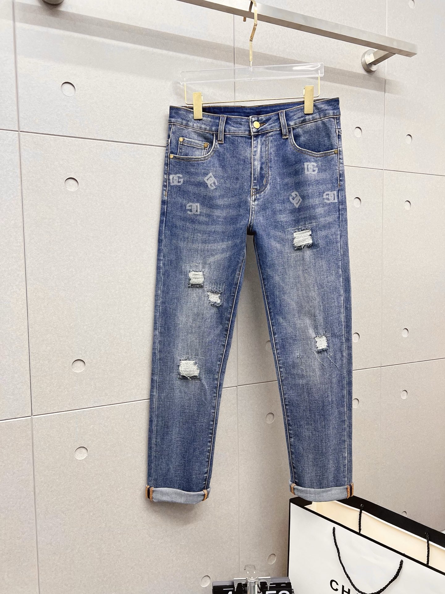 NO:571894,DG men's denim jeans, official album and poster outfit style!  High-grade imported denim raw color fabrics are supplied to customers, and the pure 13oz denim fabrics from Okayama, Japan are specially selected. Heavy-duty environmentally friendly plant enzyme washing process is used. The texture has a light retro color, which is quite beautiful and is very suitable for autumn and winter color matching. The fabric is soft and delicate after washing, but has strong bones and a slight stretch, providing an excellent comfortable experience. There is no damage from any technological elements throughout the body, retaining the purest tannin color!  The details throughout the body are perfect, exquisite and sophisticated. The latest leather label on the waist highlights the brand's characteristics. The hardware accessories, leather label and wiring all reflect the craftsmanship!  The silhouette is perfectly tailored and has excellent butt lift and slimming effect. It can be easily matched with any top in the wardrobe. It has wide compatibility and is suitable for various daily wear. The upper body is full of style. It is a must-have trousers for those who are obsessed with quality control and 1V!  Size 29-38 (not 35.37),,jeans,alexander wang19860909DG 男士丹宁牛仔裤,官宣画册海报穿搭款！ 客供高级进口的丹宁原色面料,特选日本冈山纯正13oz 盎司牛仔布料,重磅环保植物酵素水洗工艺,肌理有着淡淡的复古色彩,相当漂亮,极符合秋冬的配色,面料经过水洗后柔软细腻,但筋骨感极强,且略带弹力,提供了绝佳的舒适体验,通身无任何工艺元素破坏,保留了最纯粹的丹宁本色！通身细节完美如斯,精湛且考究,最新的腰部皮标彰显了品牌特质,五金配件、皮标、走线无不体现出匠心工艺！版型剪裁完美,提臀修身效果绝佳,可轻松横扫衣橱任何的上装搭配,兼容性广泛,满足于日常各种穿搭,上身型款十足,于品质控及1V迷控者必入型裤装！ 尺码29—38（没35.37）,,jeans,alexander wang,Men's clothing