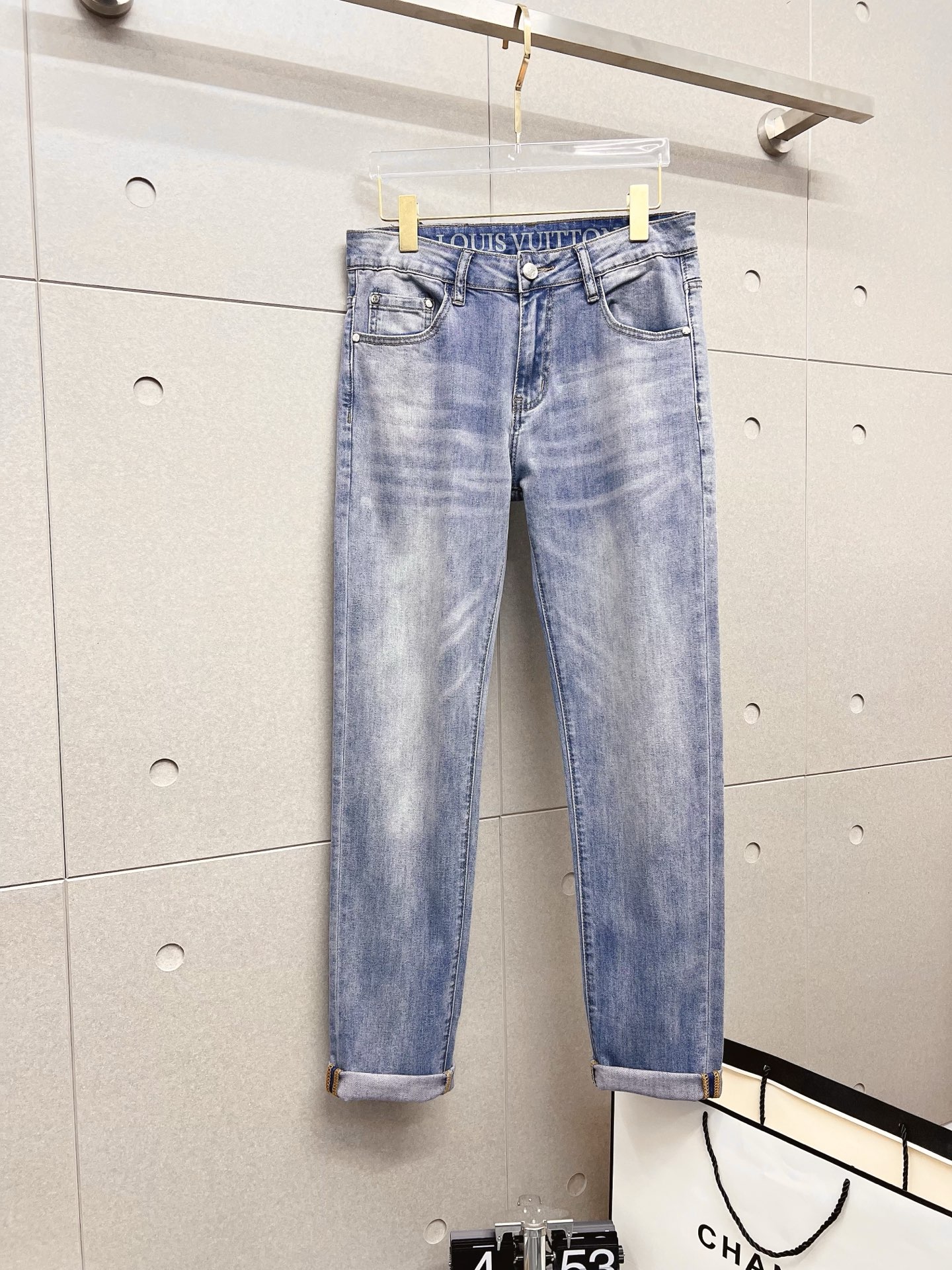 NO:571895,LV men's denim jeans, official album and poster outfit style!  High-grade imported denim raw color fabrics are supplied to customers, and the pure 13oz denim fabrics from Okayama, Japan are specially selected. Heavy-duty environmentally friendly plant enzyme washing process is used. The texture has a light retro color, which is quite beautiful and is very suitable for autumn and winter color matching. The fabric is soft and delicate after washing, but has strong bones and a slight stretch, providing an excellent comfortable experience. There is no damage from any technological elements throughout the body, retaining the purest tannin color!  The details throughout the body are perfect, exquisite and sophisticated. The latest leather label on the waist highlights the brand's characteristics. The hardware accessories, leather label and wiring all reflect the craftsmanship!  The silhouette is perfectly tailored and has excellent butt lift and slimming effect. It can be easily matched with any top in the wardrobe. It has wide compatibility and is suitable for various daily wear. The upper body is full of style. It is a must-have trousers for those who are obsessed with quality control and 1V!  Size 29-38 (not 35.37),,louis vuitton,jeans,alexander wang19860909LV 男士丹宁牛仔裤,官宣画册海报穿搭款！ 客供高级进口的丹宁原色面料,特选日本冈山纯正13oz 盎司牛仔布料,重磅环保植物酵素水洗工艺,肌理有着淡淡的复古色彩,相当漂亮,极符合秋冬的配色,面料经过水洗后柔软细腻,但筋骨感极强,且略带弹力,提供了绝佳的舒适体验,通身无任何工艺元素破坏,保留了最纯粹的丹宁本色！通身细节完美如斯,精湛且考究,最新的腰部皮标彰显了品牌特质,五金配件、皮标、走线无不体现出匠心工艺！版型剪裁完美,提臀修身效果绝佳,可轻松横扫衣橱任何的上装搭配,兼容性广泛,满足于日常各种穿搭,上身型款十足,于品质控及1V迷控者必入型裤装！ 尺码29—38（没35.37）,,louis vuitton,jeans,alexander wang,Men's clothing