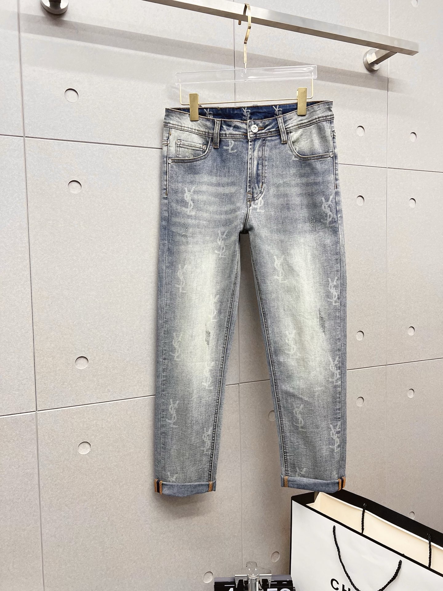 NO:571898,Saint Laurent men's denim jeans, official album and poster outfit style!  High-grade imported denim raw color fabrics are supplied to customers, and the pure 13oz denim fabrics from Okayama, Japan are specially selected. Heavy-duty environmentally friendly plant enzyme washing process is used. The texture has a light retro color, which is quite beautiful and is very suitable for autumn and winter color matching. The fabric is soft and delicate after washing, but has strong bones and a slight stretch, providing an excellent comfortable experience. There is no damage from any technological elements throughout the body, retaining the purest tannin color!  The details throughout the body are perfect, exquisite and sophisticated. The latest leather label on the waist highlights the brand's characteristics. The hardware accessories, leather label and wiring all reflect the craftsmanship!  The silhouette is perfectly tailored and has excellent butt lift and slimming effect. It can be easily matched with any top in the wardrobe. It has wide compatibility and is suitable for various daily wear. The upper body is full of style. It is a must-have trousers for those who are obsessed with quality control and 1V!  Size 29-38 (not 35.37),,saint laurent,jeans,alexander wang19860909圣罗兰 男士丹宁牛仔裤,官宣画册海报穿搭款！ 客供高级进口的丹宁原色面料,特选日本冈山纯正13oz 盎司牛仔布料,重磅环保植物酵素水洗工艺,肌理有着淡淡的复古色彩,相当漂亮,极符合秋冬的配色,面料经过水洗后柔软细腻,但筋骨感极强,且略带弹力,提供了绝佳的舒适体验,通身无任何工艺元素破坏,保留了最纯粹的丹宁本色！通身细节完美如斯,精湛且考究,最新的腰部皮标彰显了品牌特质,五金配件、皮标、走线无不体现出匠心工艺！版型剪裁完美,提臀修身效果绝佳,可轻松横扫衣橱任何的上装搭配,兼容性广泛,满足于日常各种穿搭,上身型款十足,于品质控及1V迷控者必入型裤装！ 尺码29—38（没35.37）,,saint laurent,jeans,alexander wang,Men's clothing